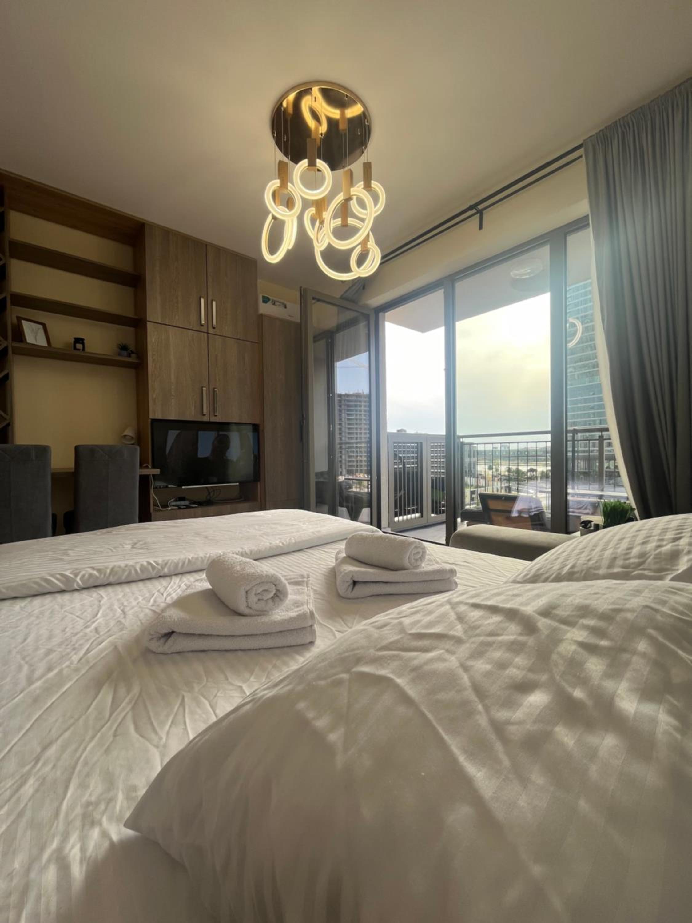 Deluxe One-Bedroom Apartment with City View photo 3