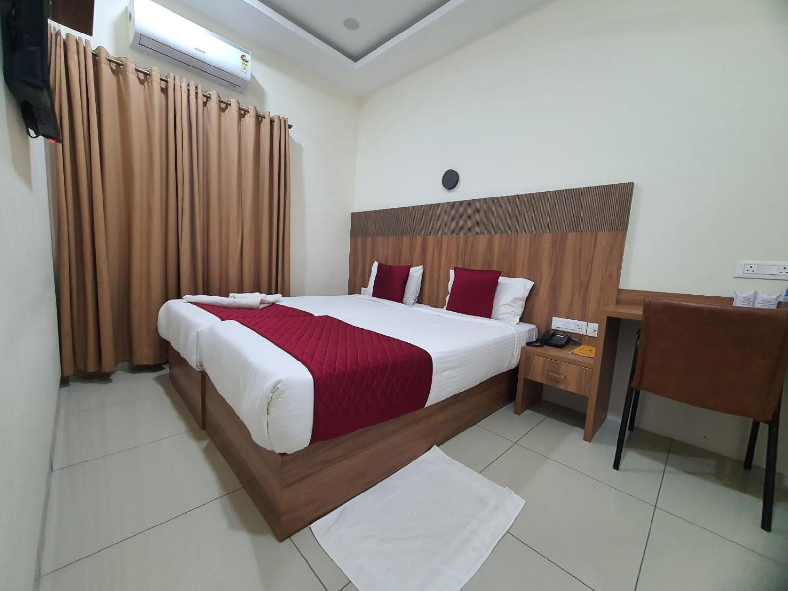 Twin Room - Photo 21