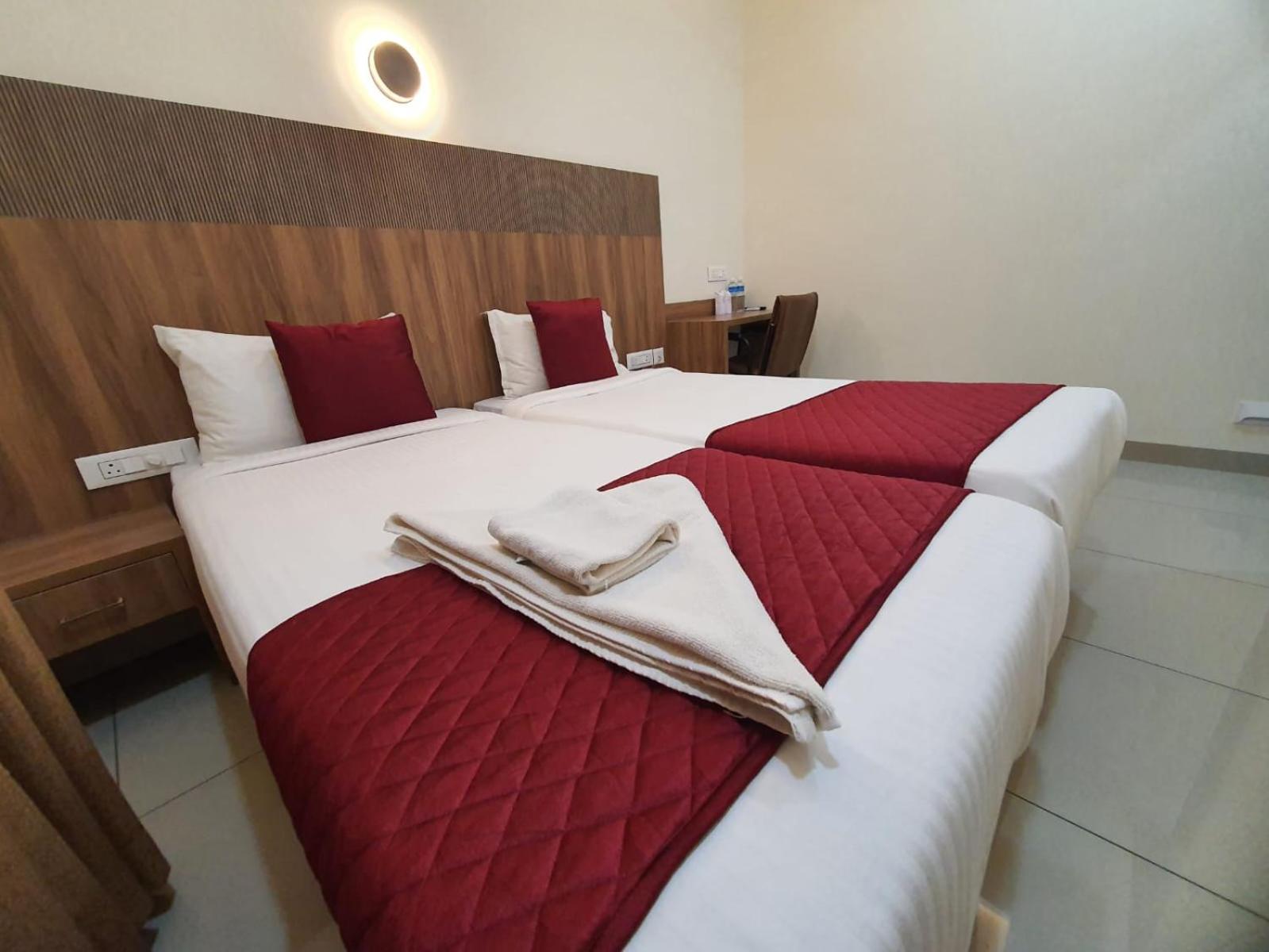 Twin Room - Photo 11