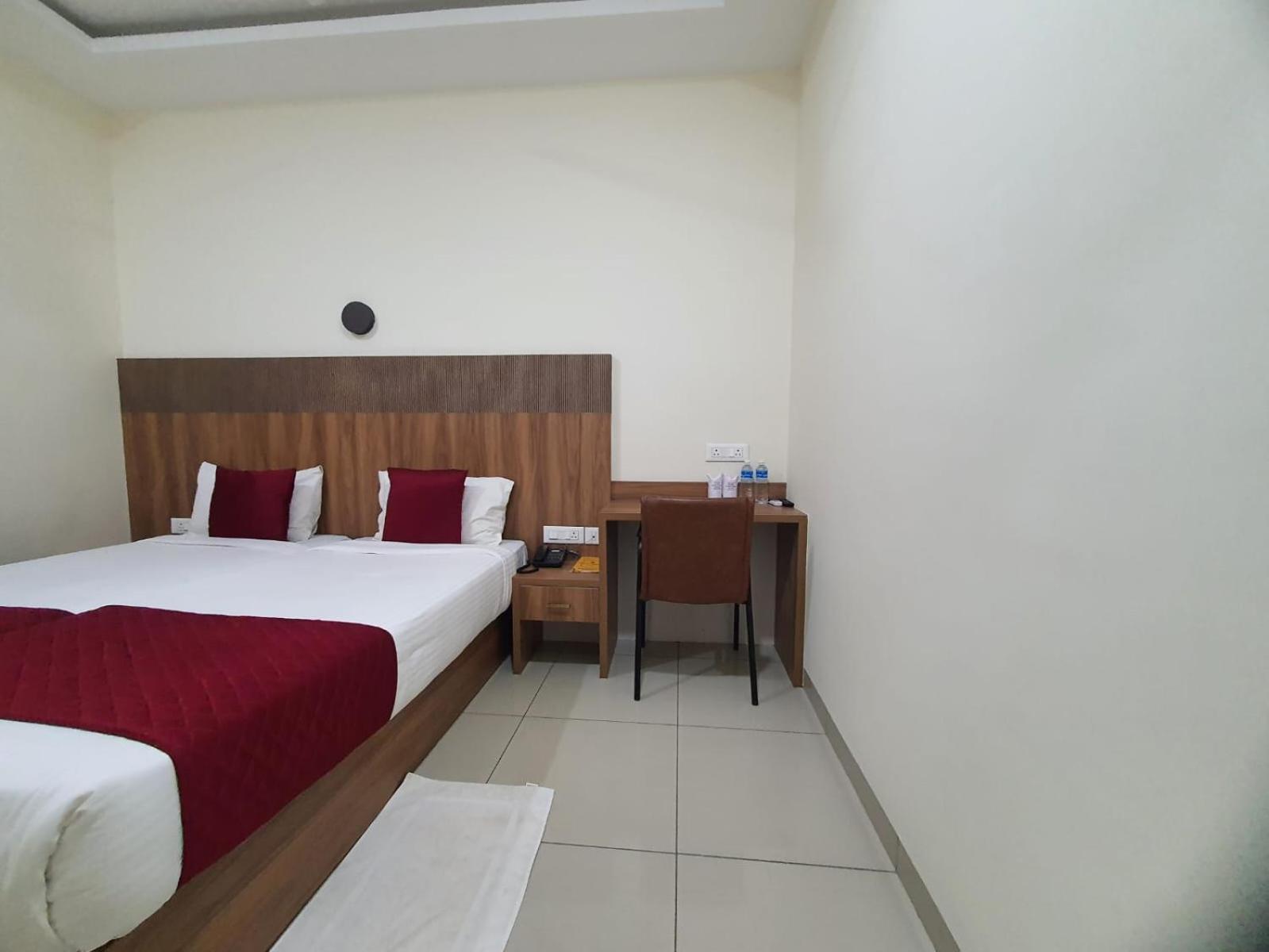 Twin Room - Photo 30