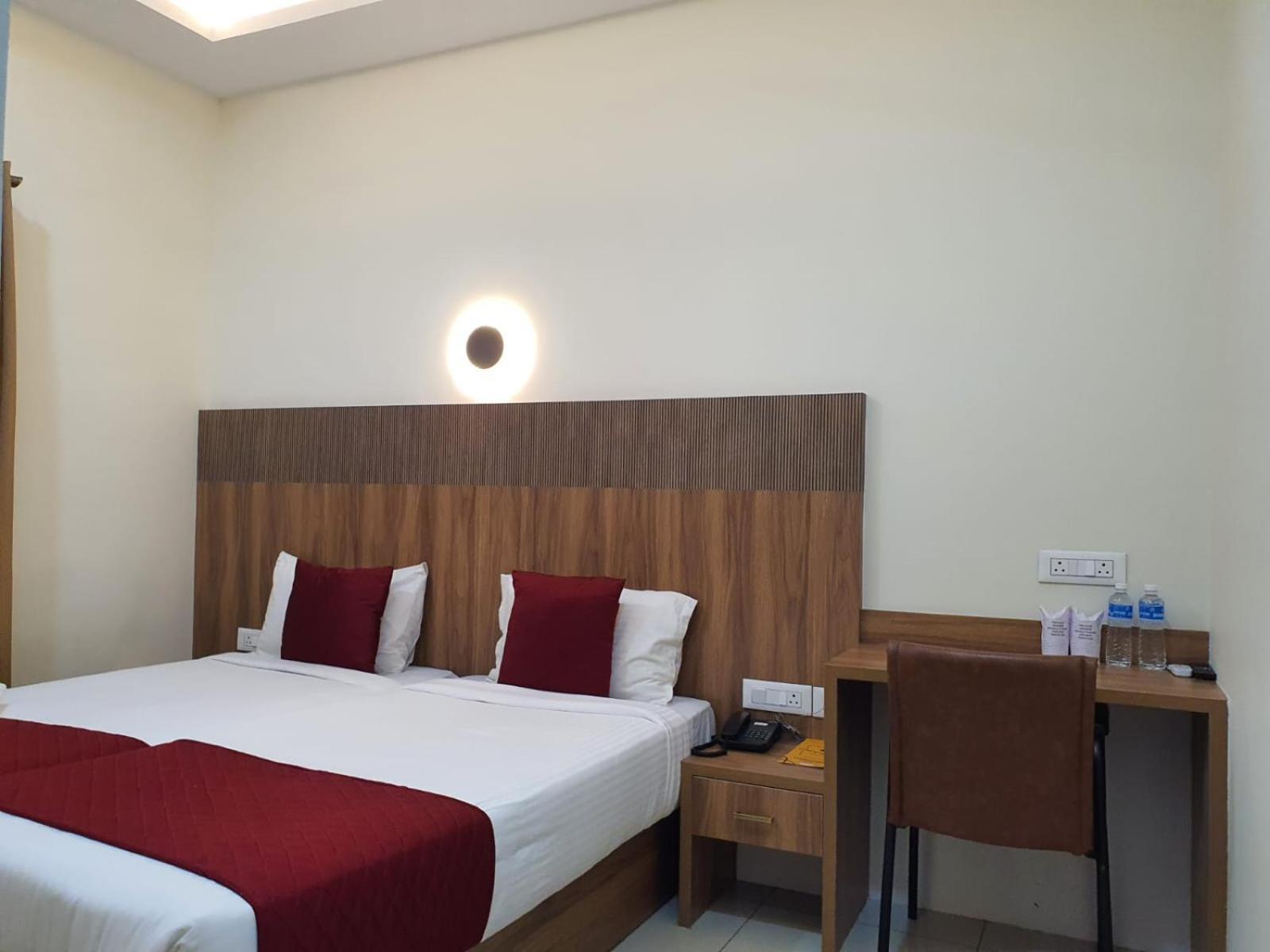 Twin Room - Photo 8