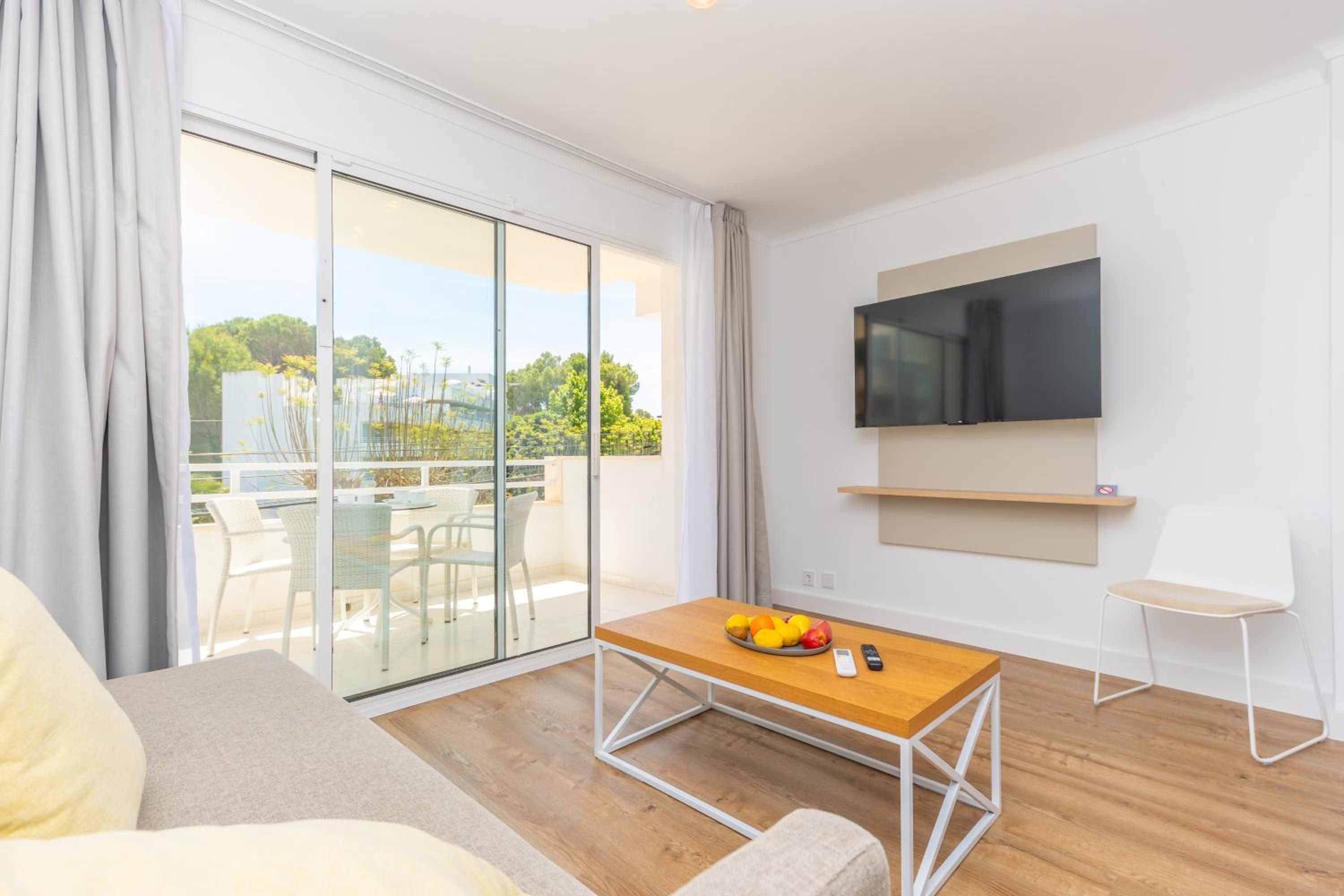 Apartment with Terrace thumbnail 6
