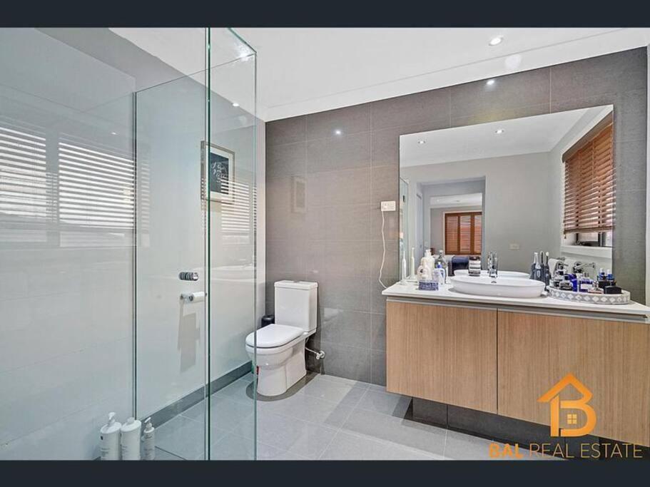Three-Bedroom House photo 3