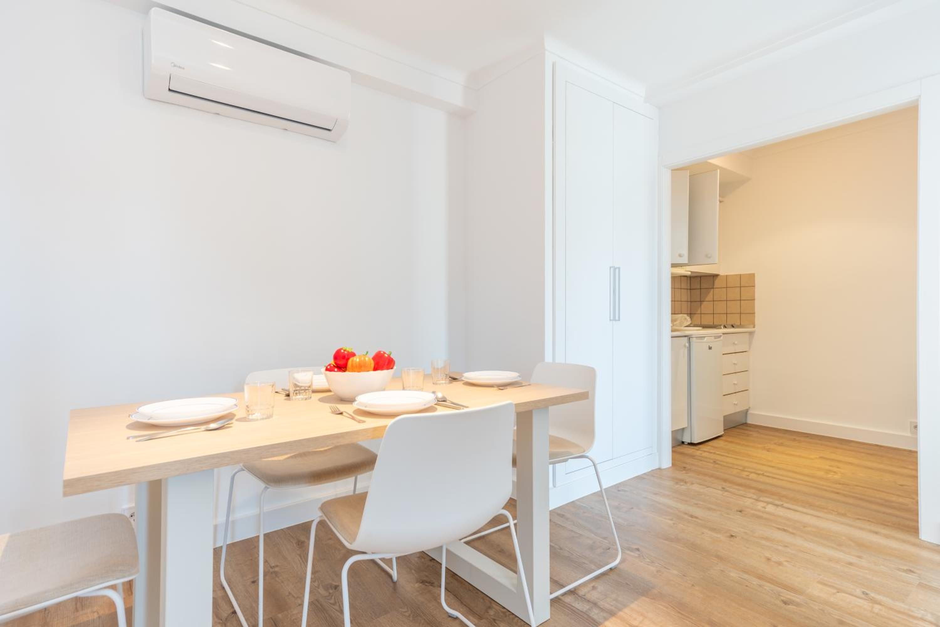 Apartment with Terrace thumbnail 5