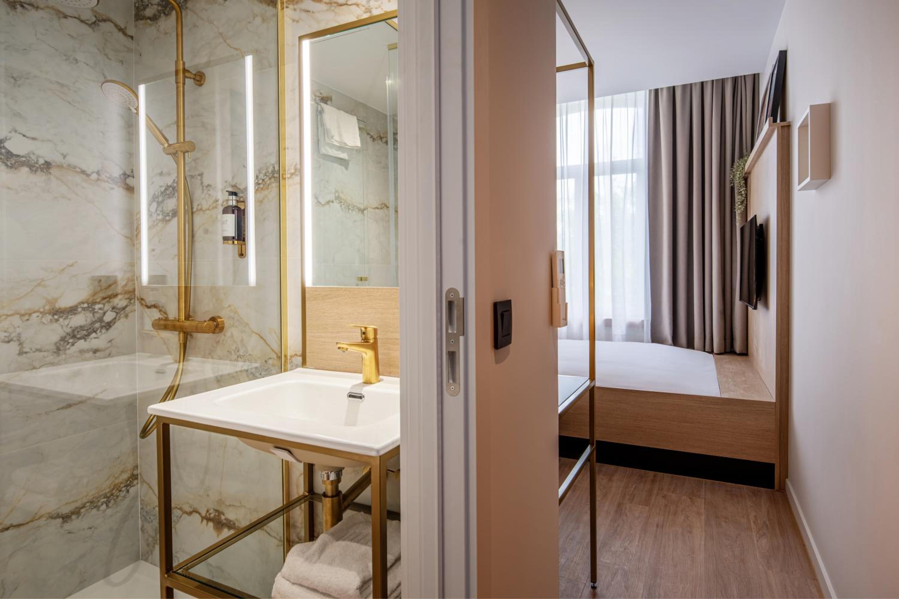 Small Double Room - Photo 5