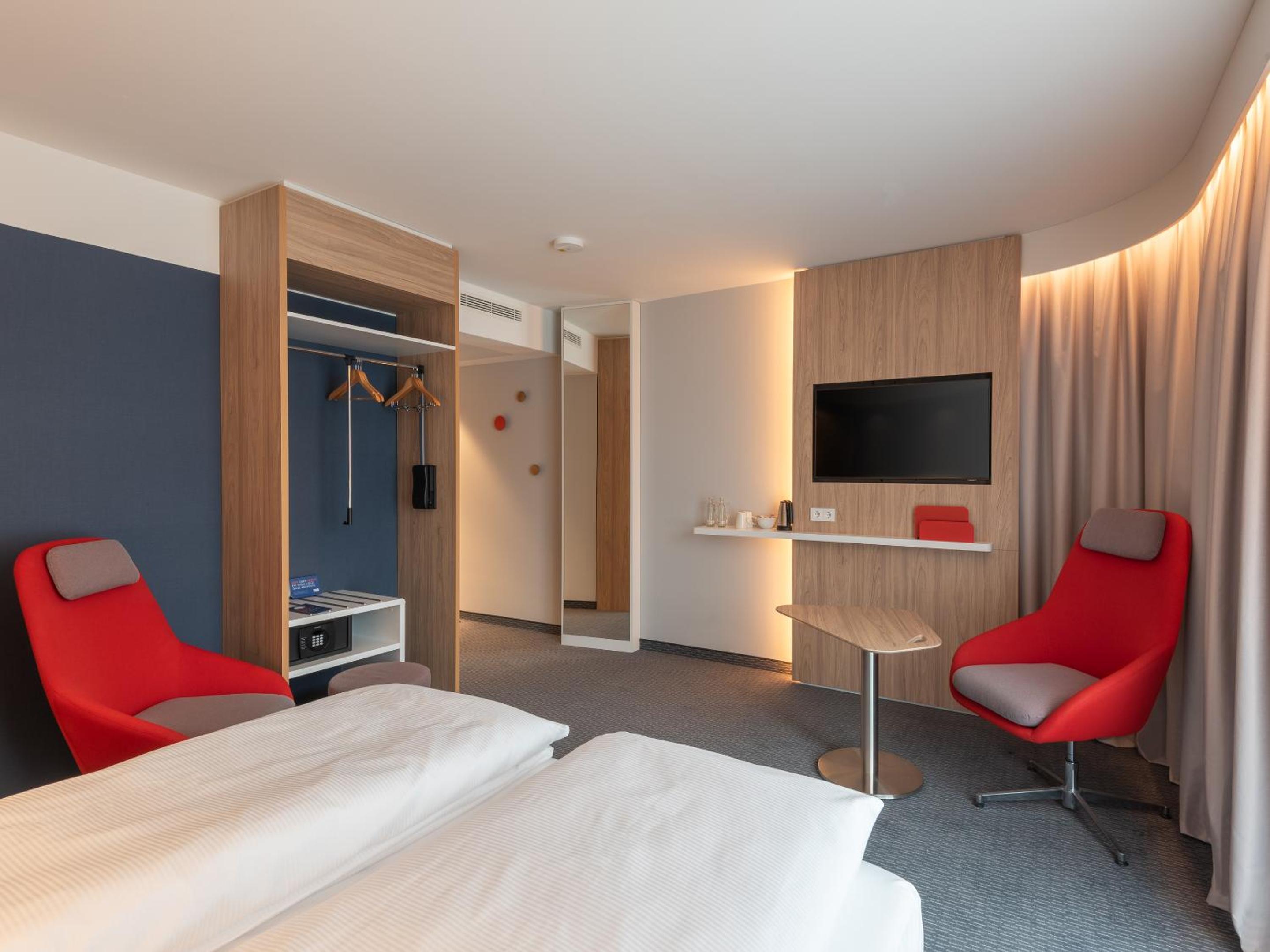 Standard Queen Room - Accessible photo 3