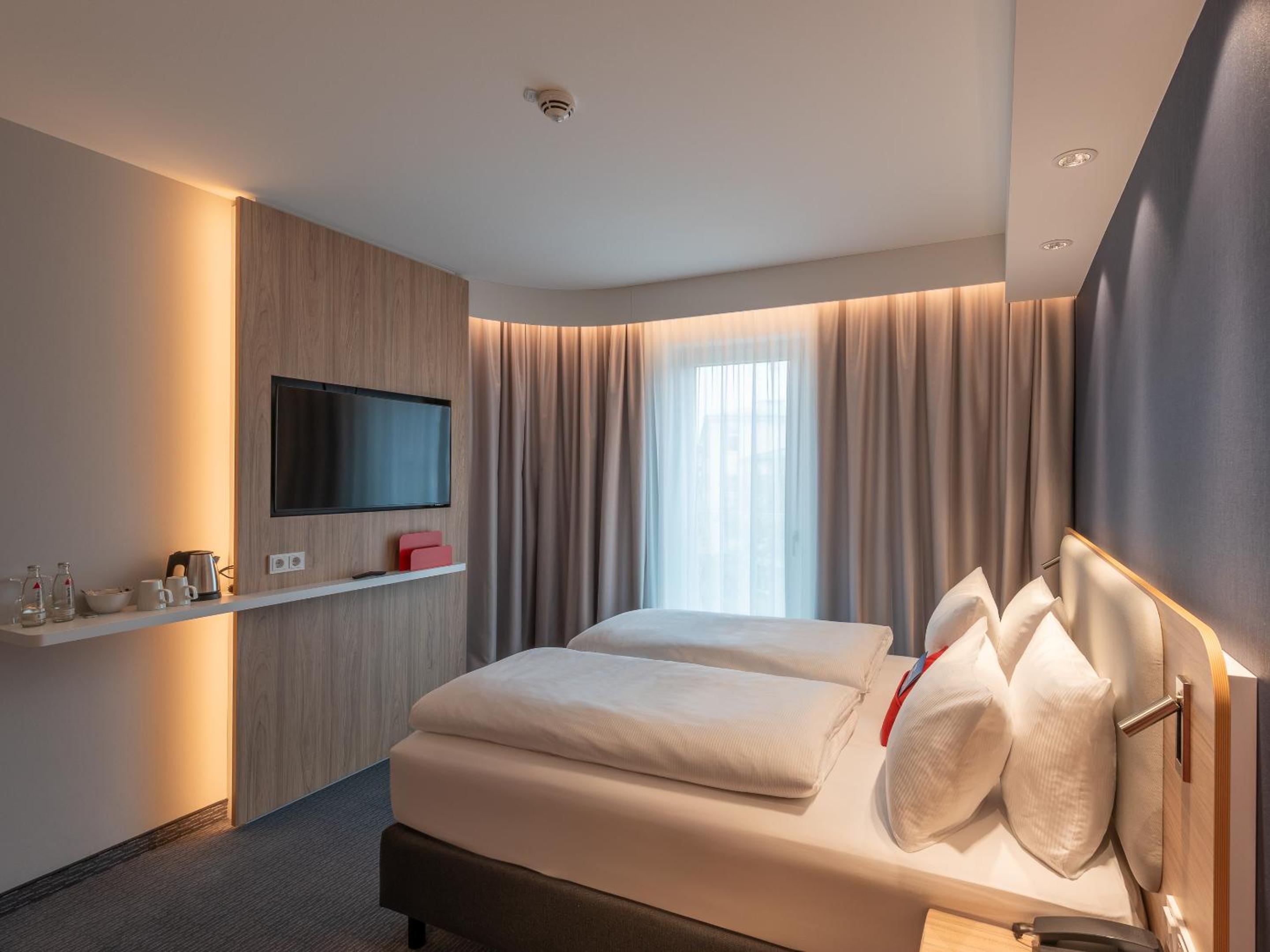 Standard Queen Room