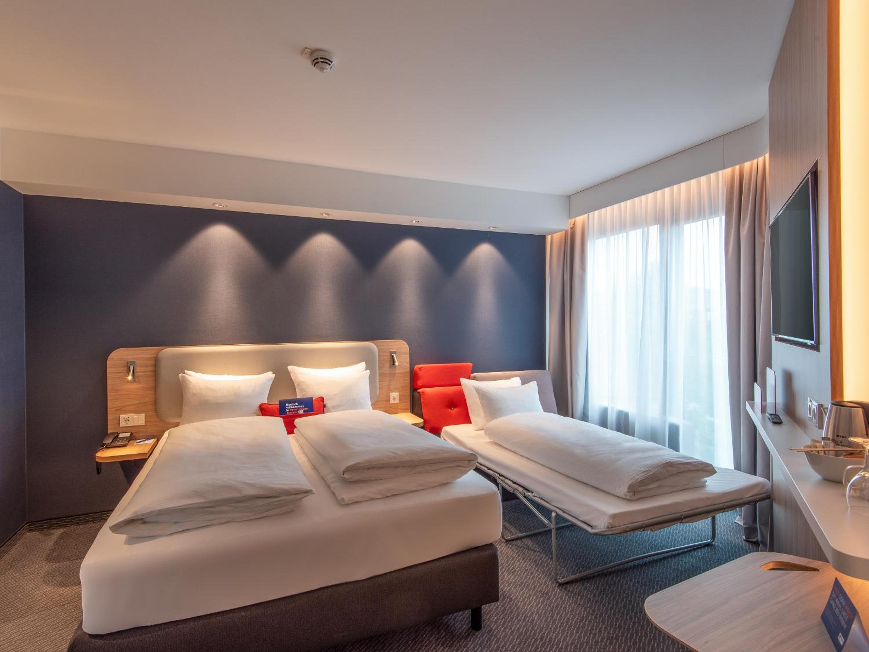 Standard Queen Room with Sofa Bed - Non-Smoking