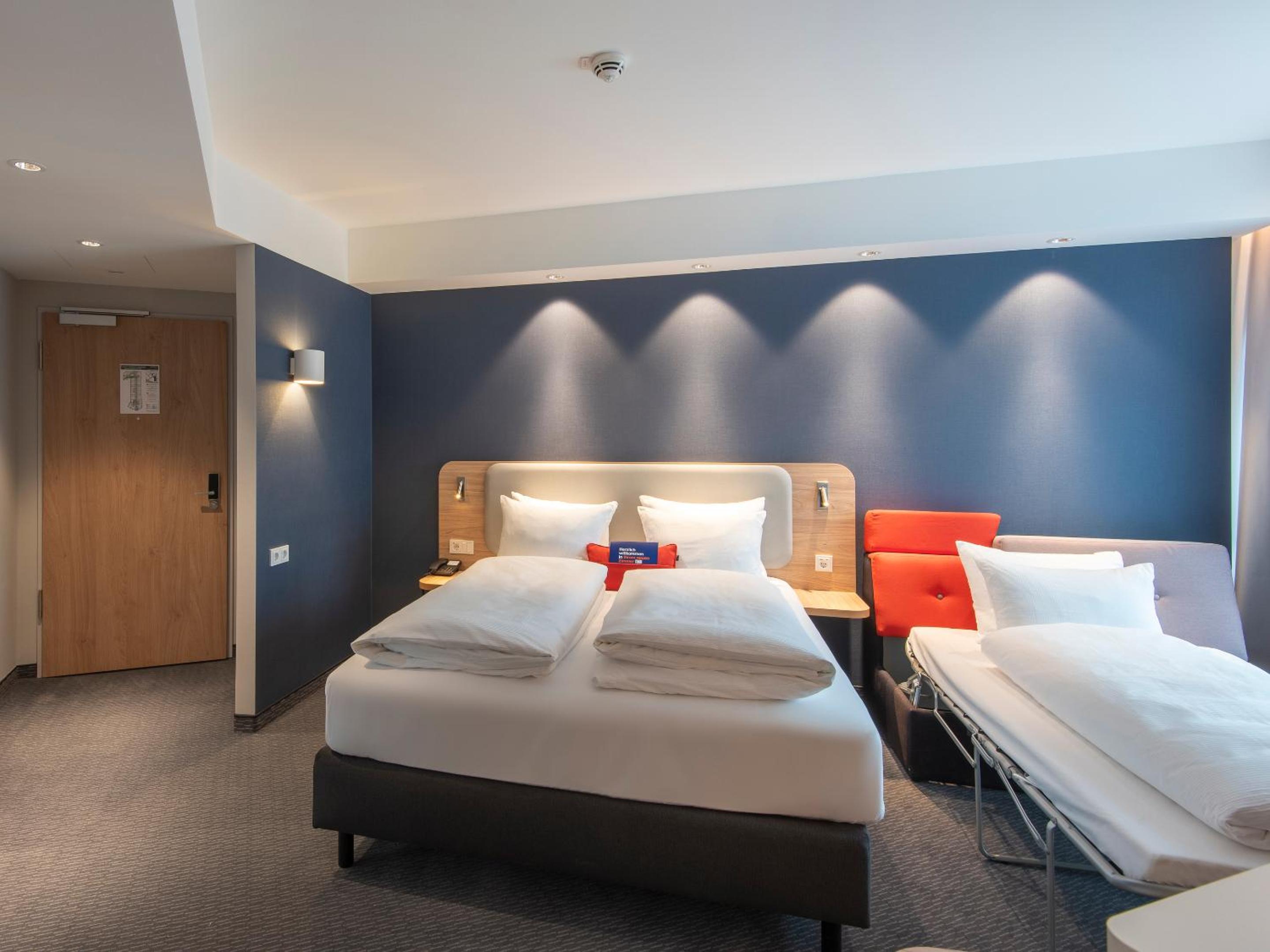 Standard Queen Room with Sofa Bed - Non-Smoking photo 2