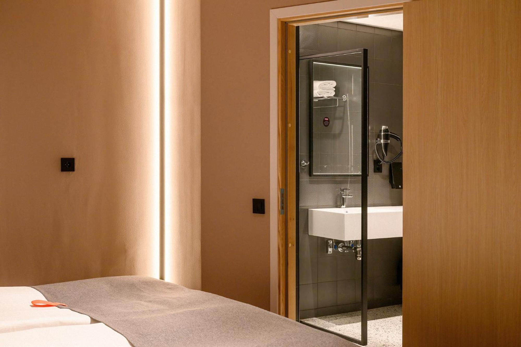 Small Double Room - without window - Photo 9