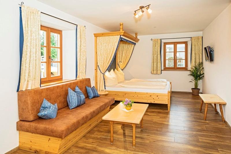 Three-Bedroom Apartment with Mountain View photo 3
