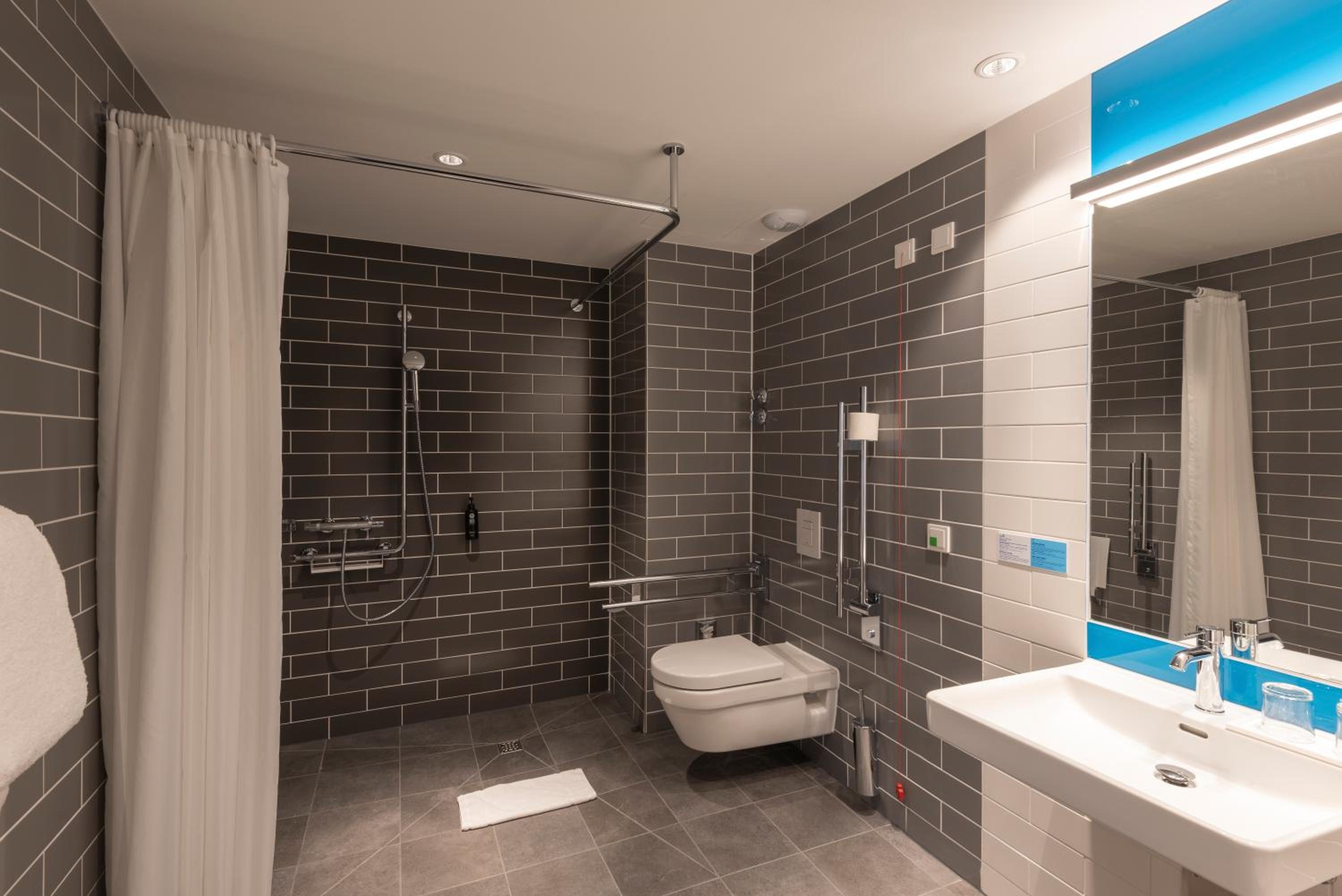 Standard Queen Room - Accessible photo 2