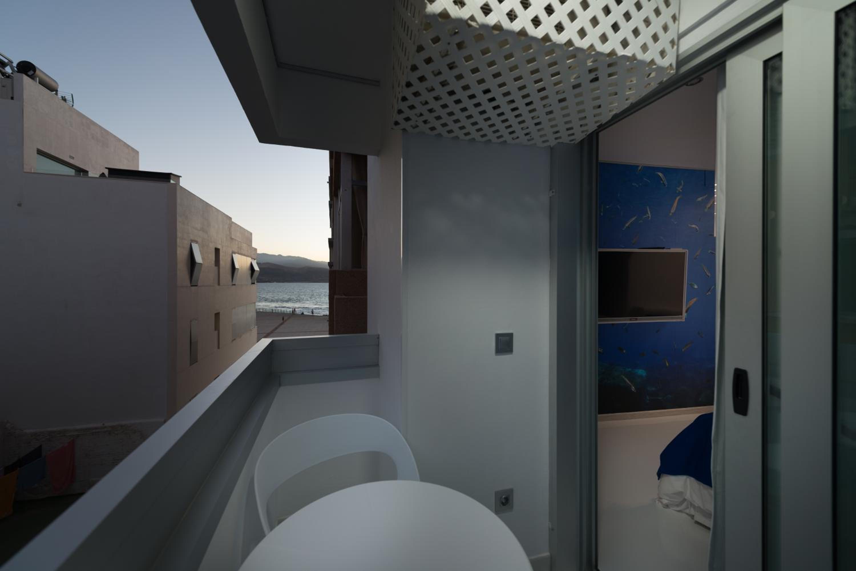 Double Room with Balcony and Partial Sea View photo 2