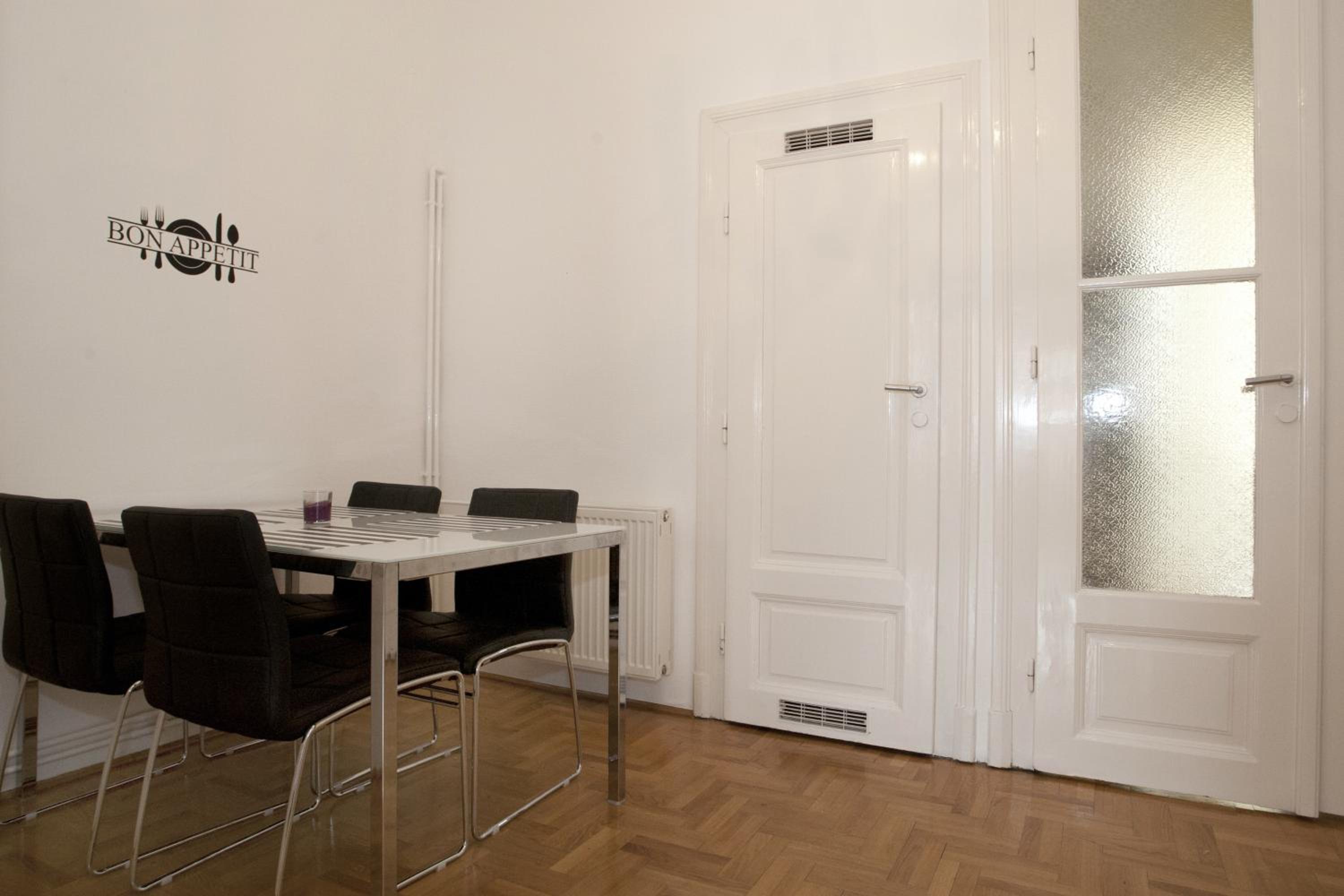 Apartment with Balcony - Photo 20