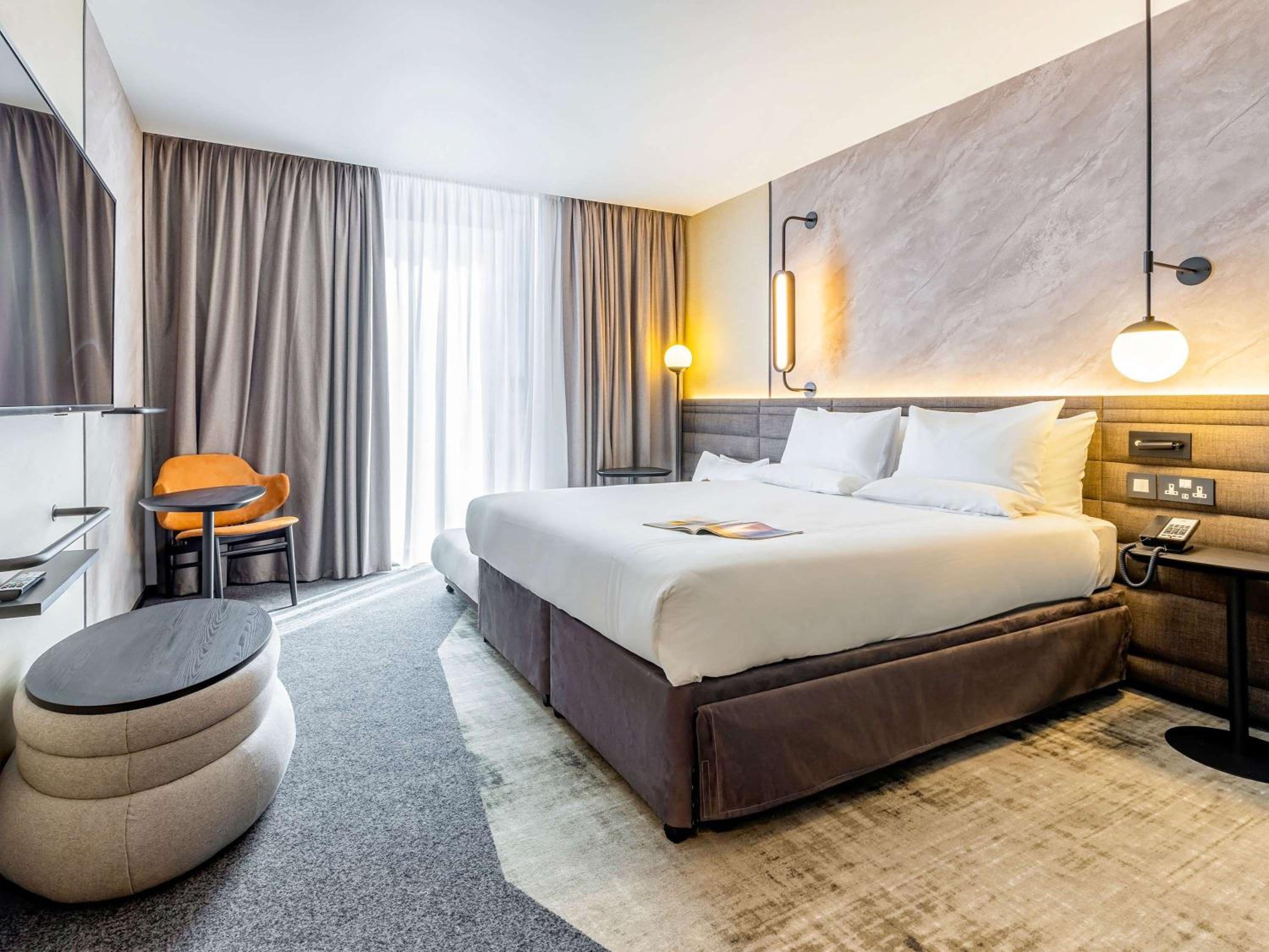 Executive Room thumbnail 5