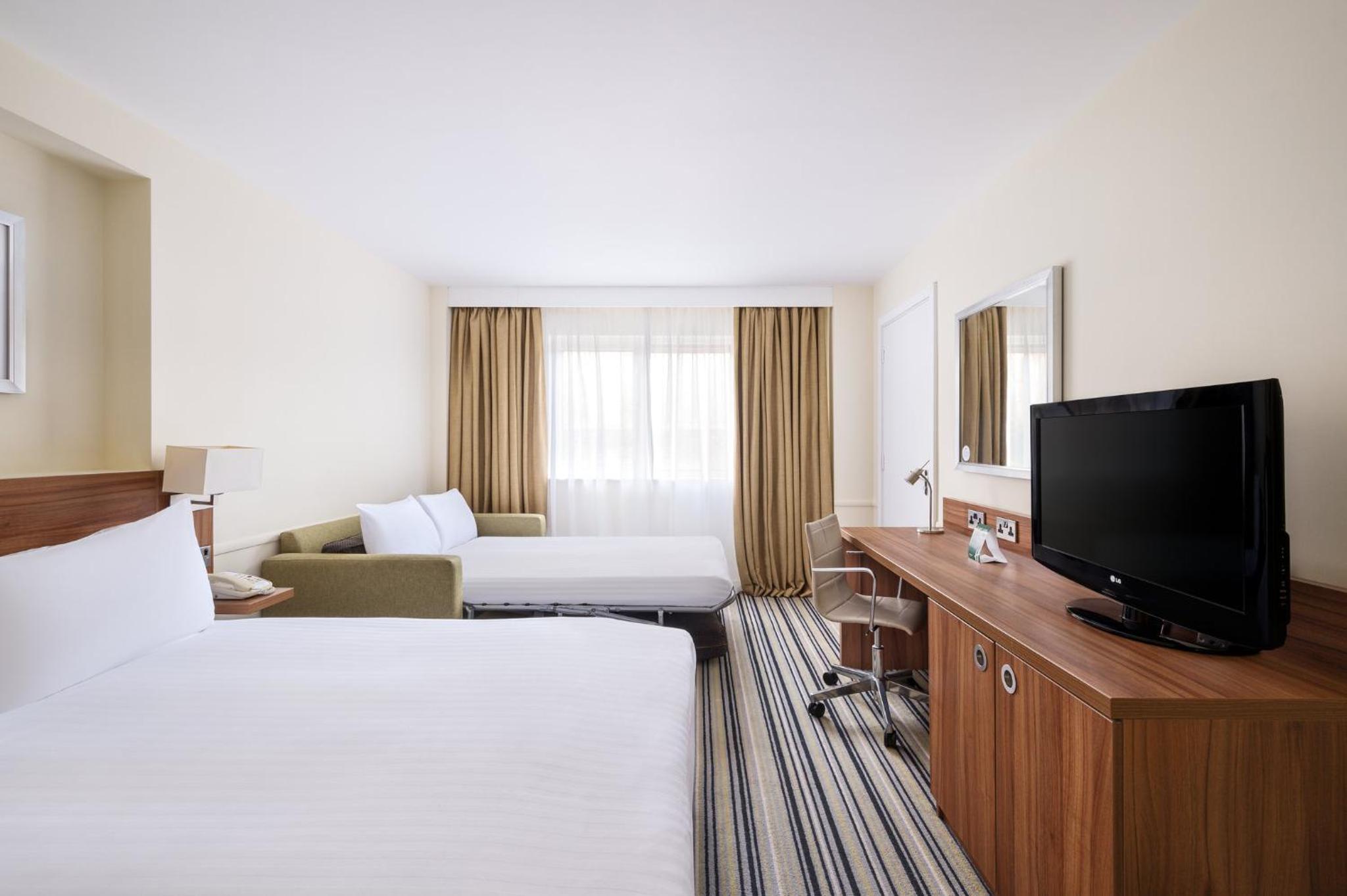 King Room with Sofa Bed - Photo 1