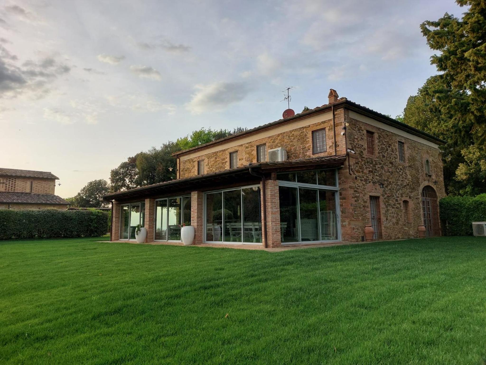 Five-Bedroom House photo 2