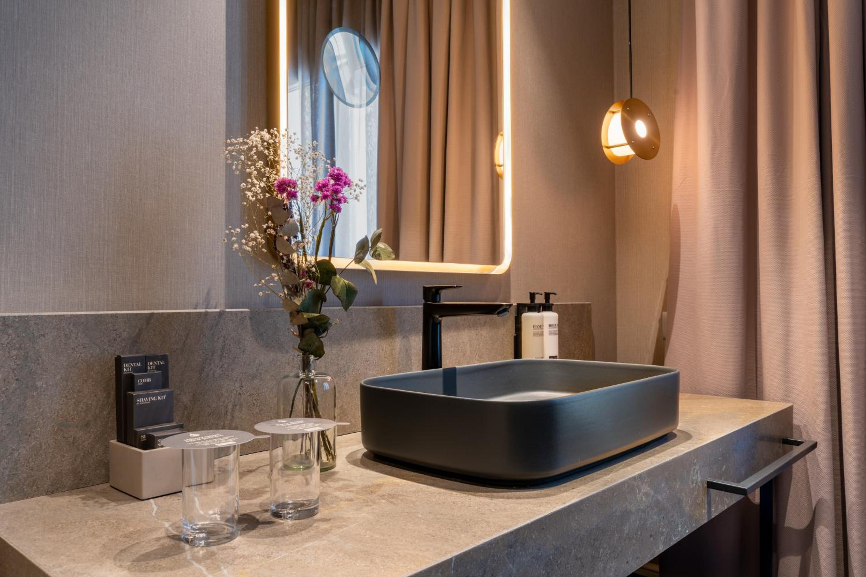 Double or Twin Room with City View photo 3
