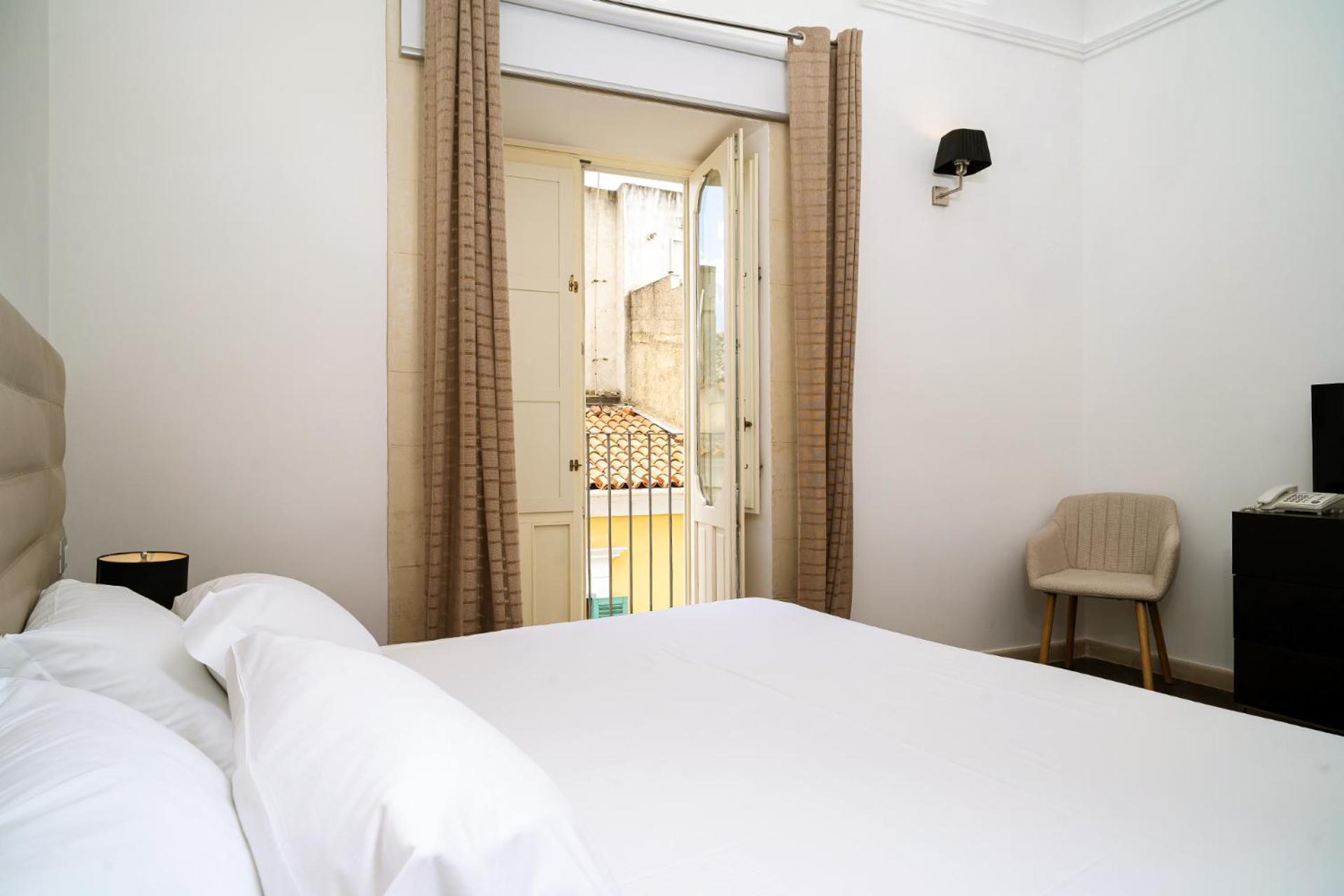 Deluxe Room - Photo 9