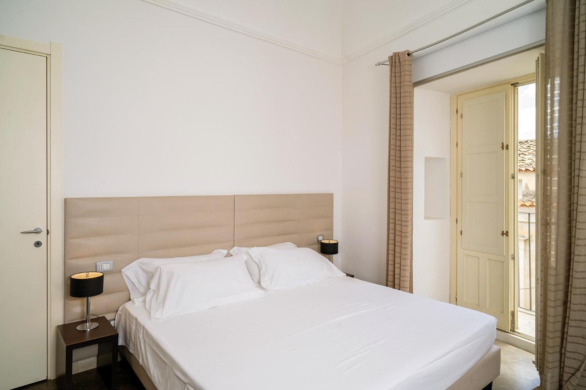 Deluxe Room - Photo 8