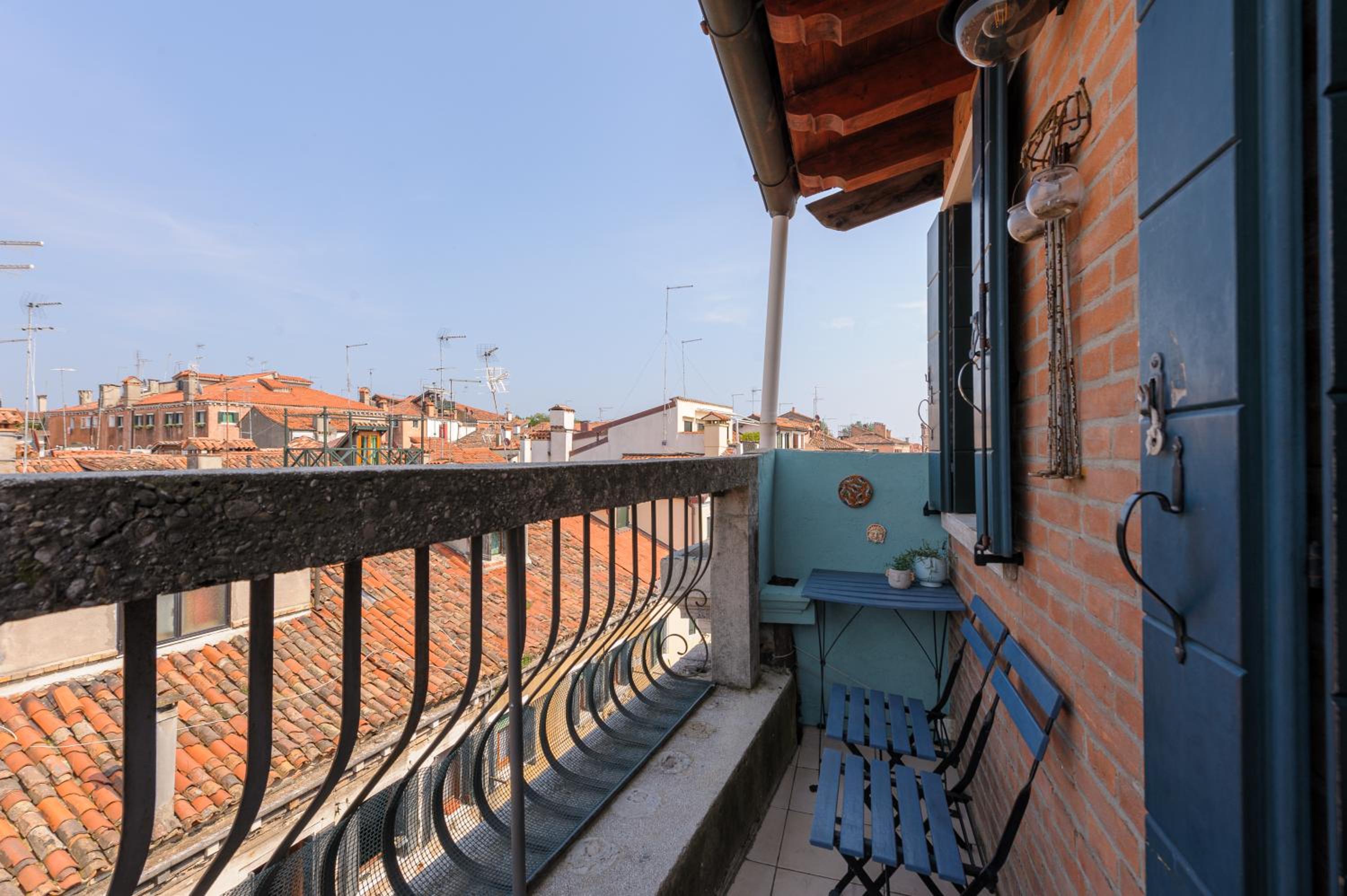 One-Bedroom Apartment with Balcony and City View photo 3