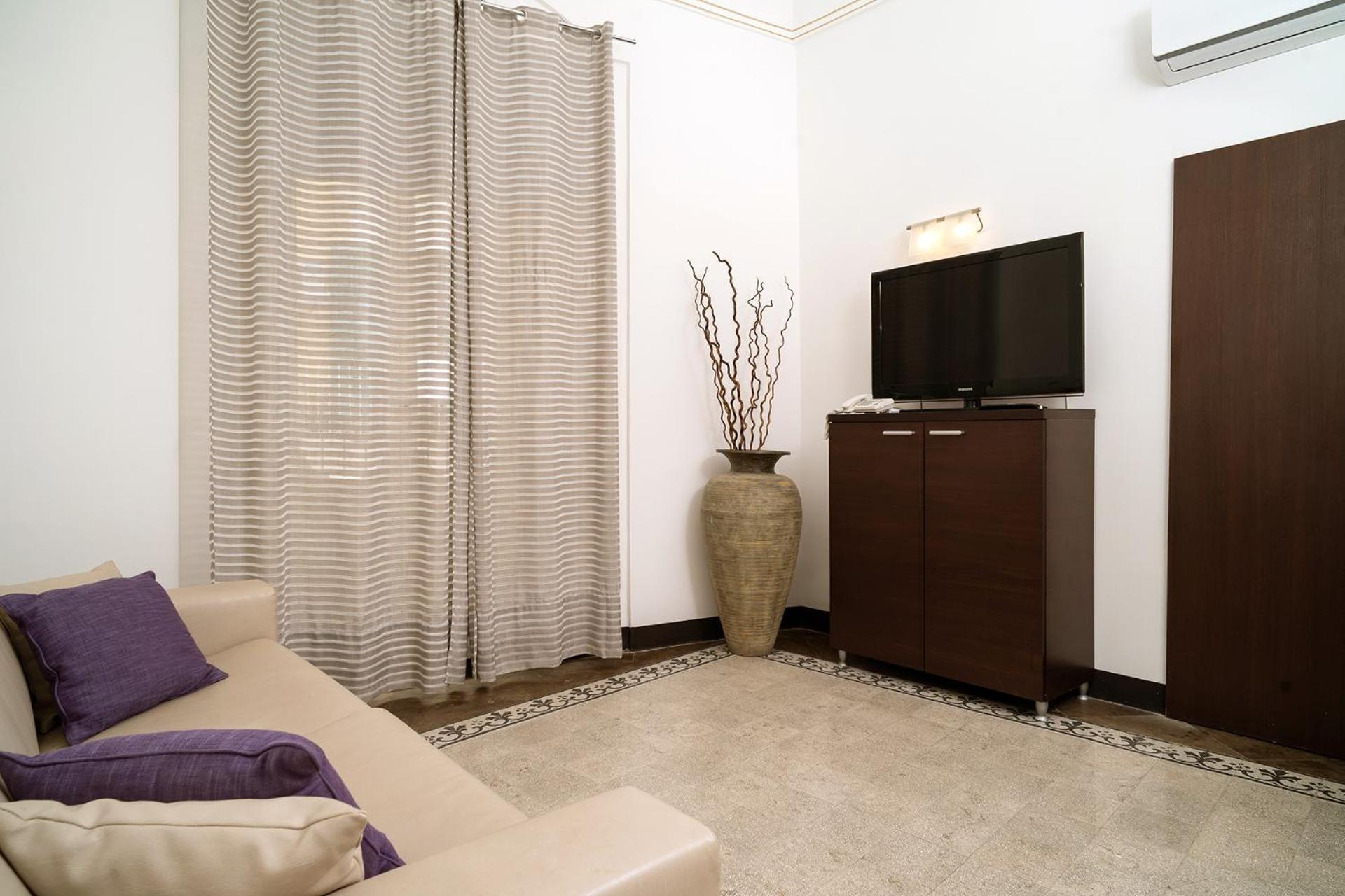 Suite - Photo 1