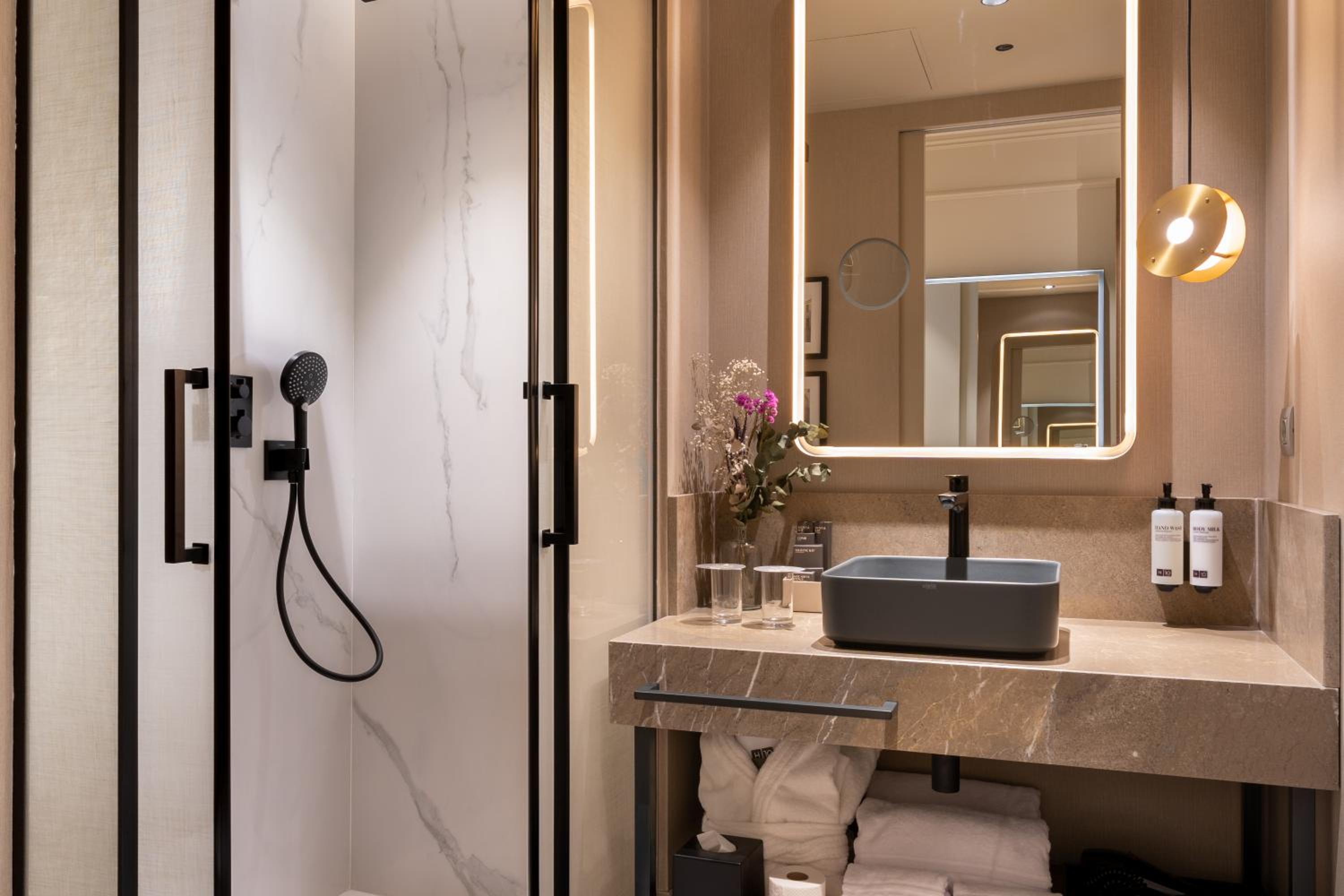 Double or Twin Room - Photo 8