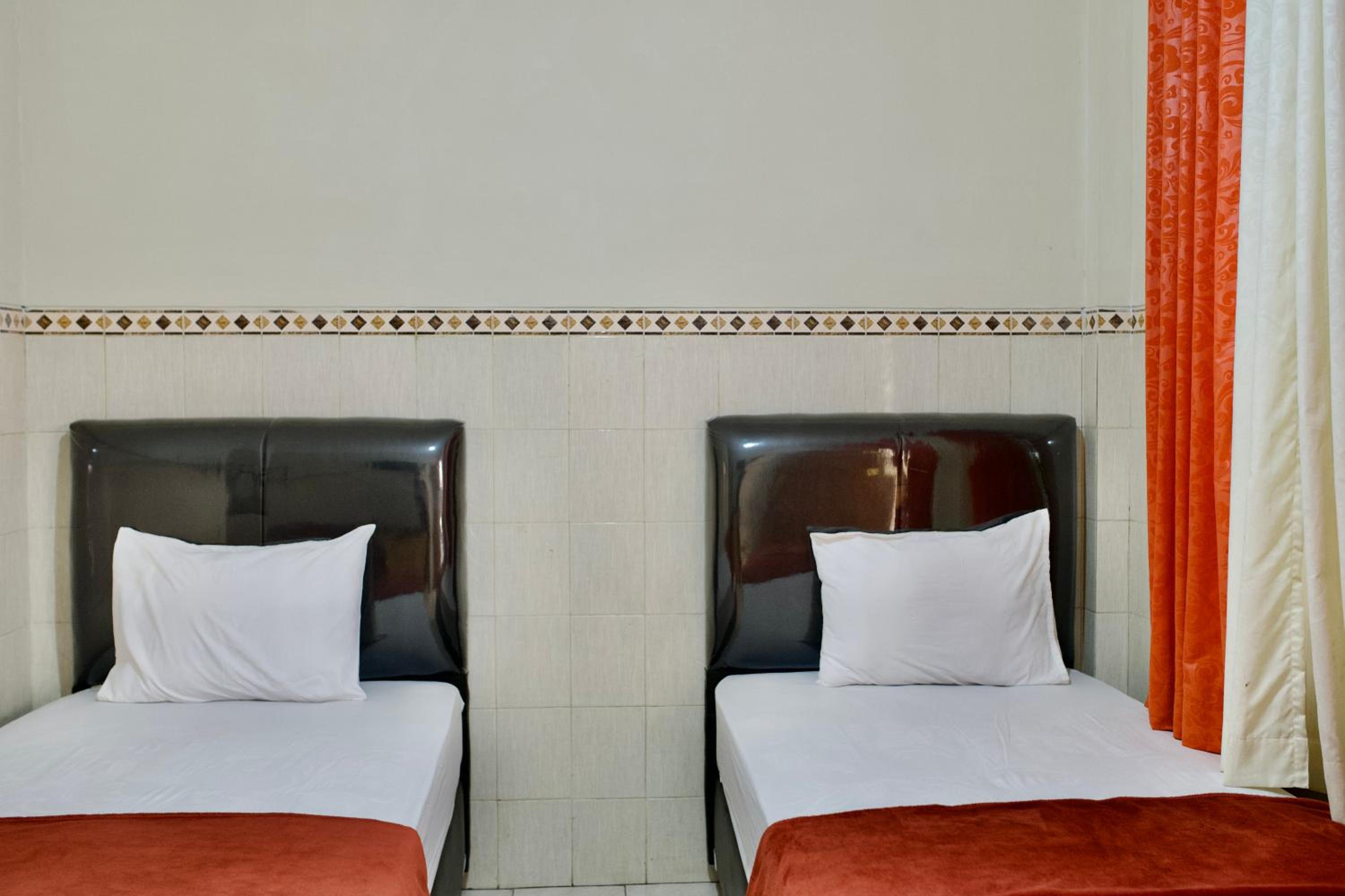 Standard Twin Room - Photo 4