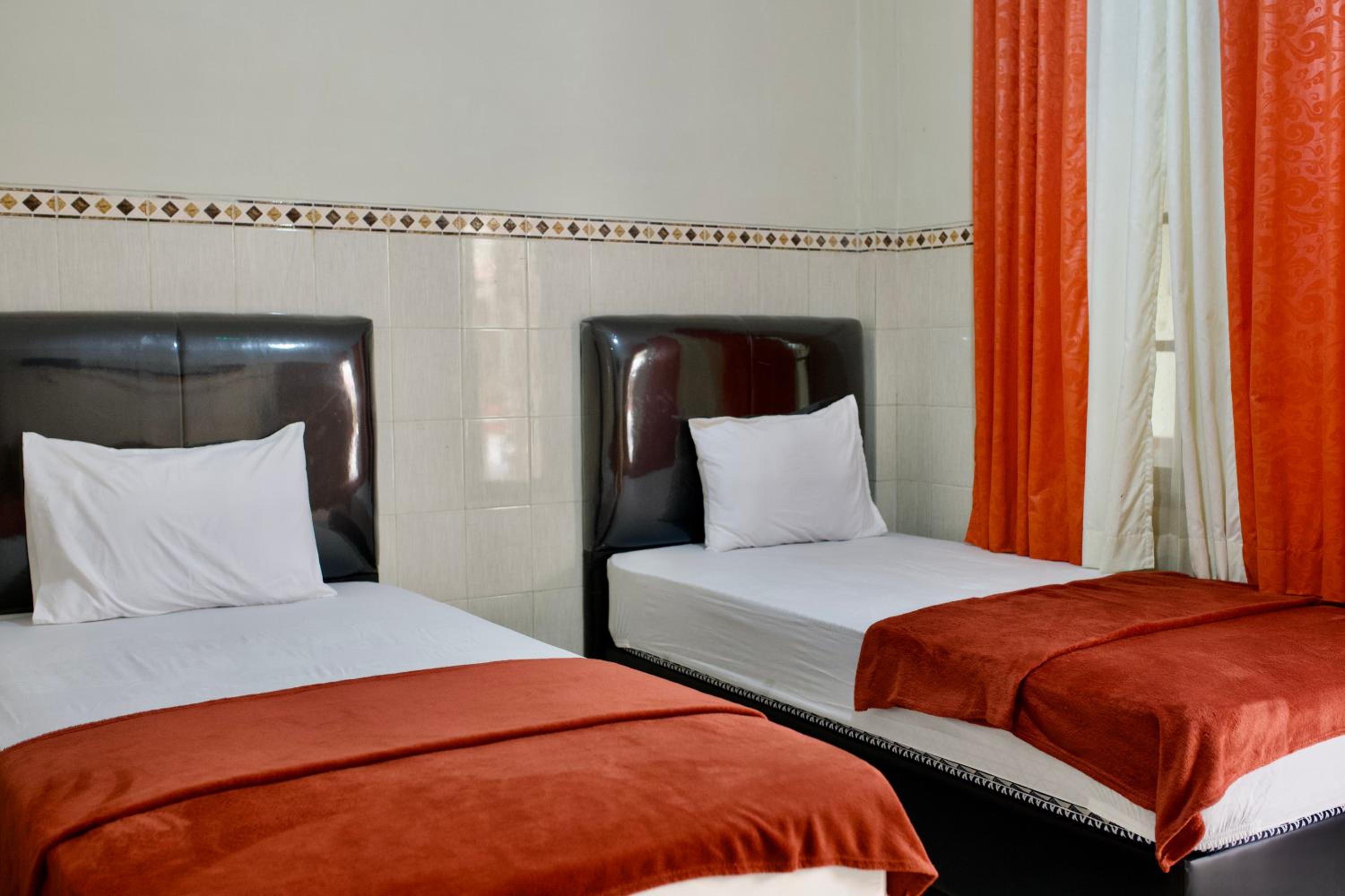 Standard Twin Room - Photo 3