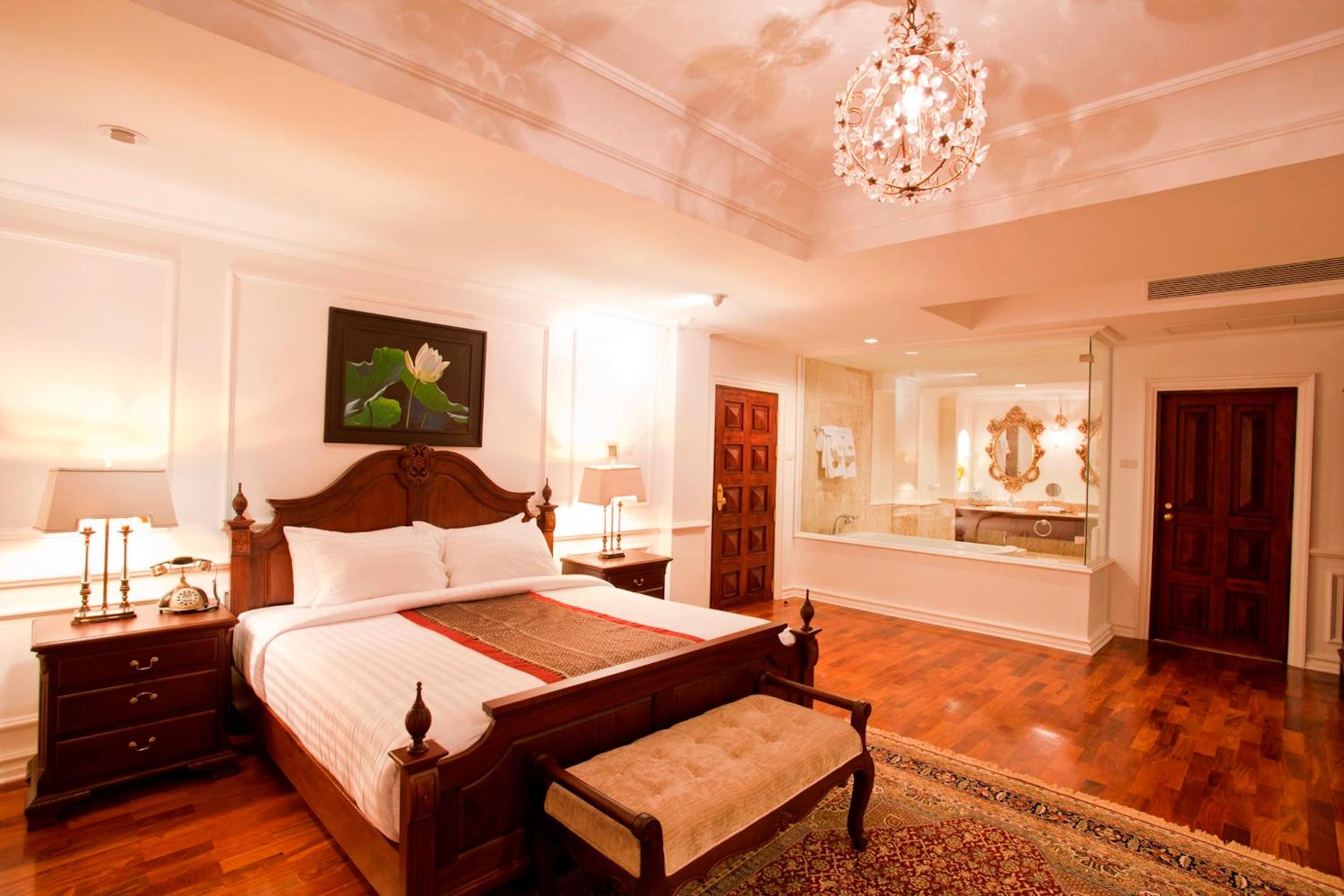 Colonial One Bedroom Deluxe Suite - Photo 18