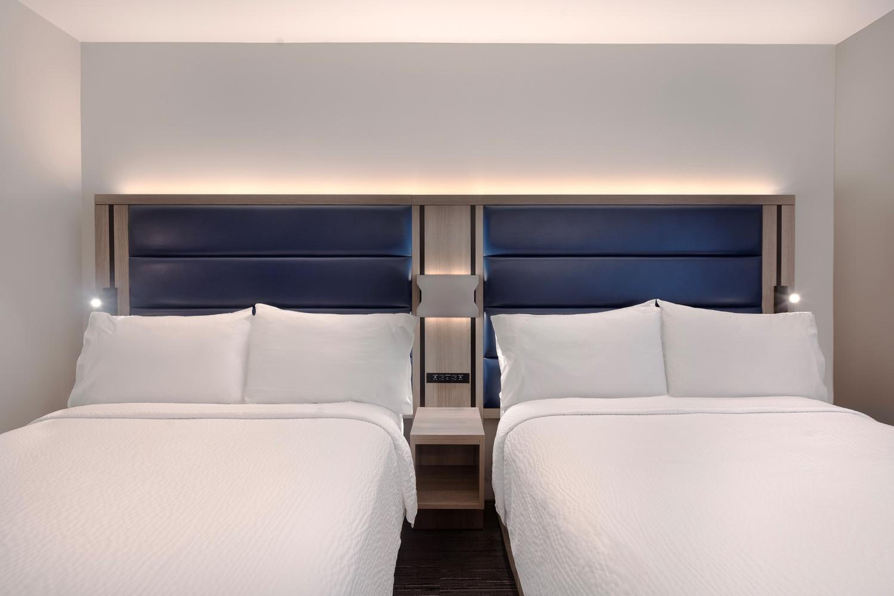 Standard Double Room with Two Double Beds and Courtyard View thumbnail 6