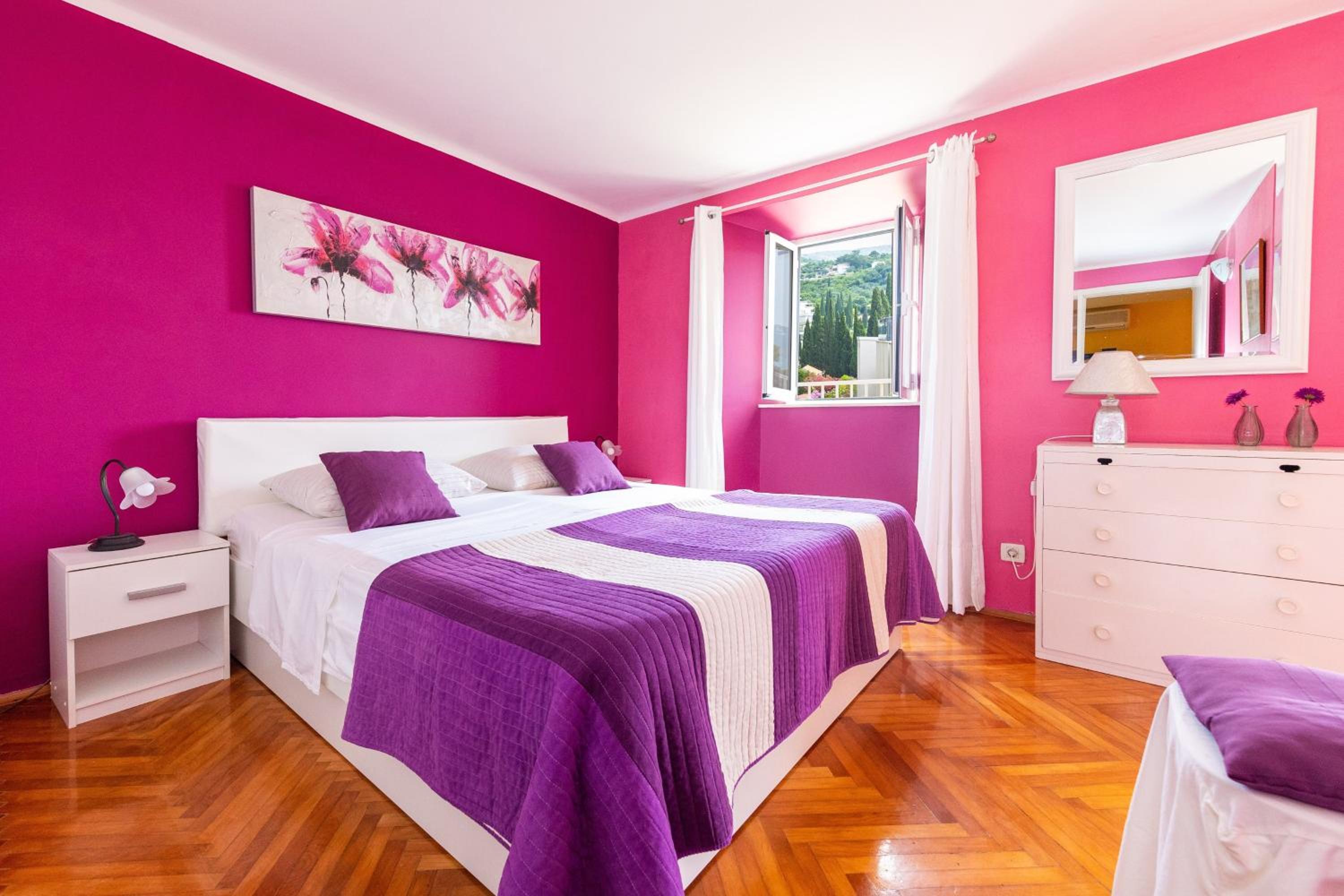 One Bedroom Apartment with Balcony and Sea View