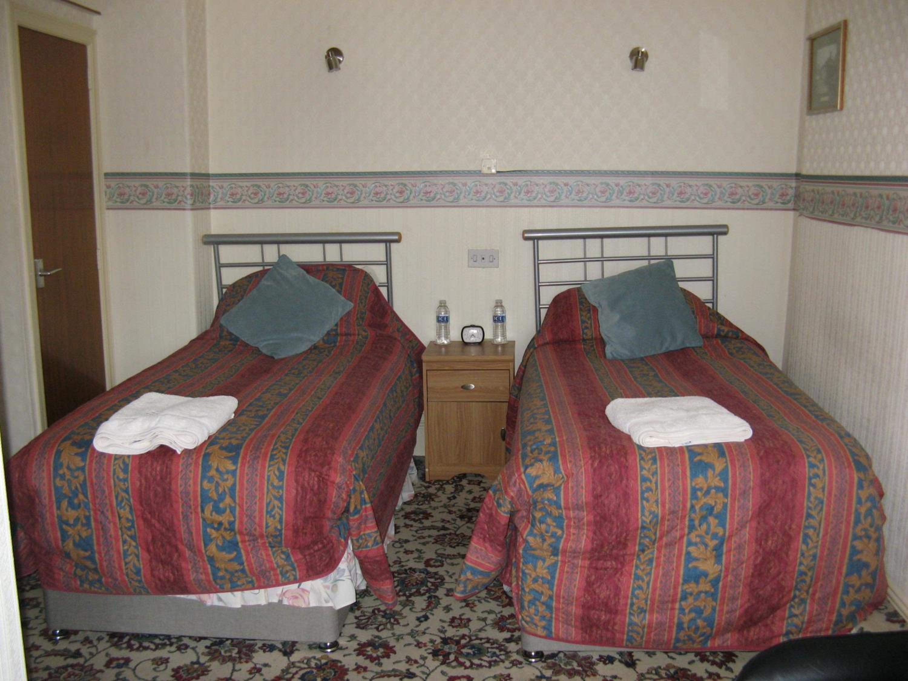 Twin Room - Ensuite with Bath - Photo 1