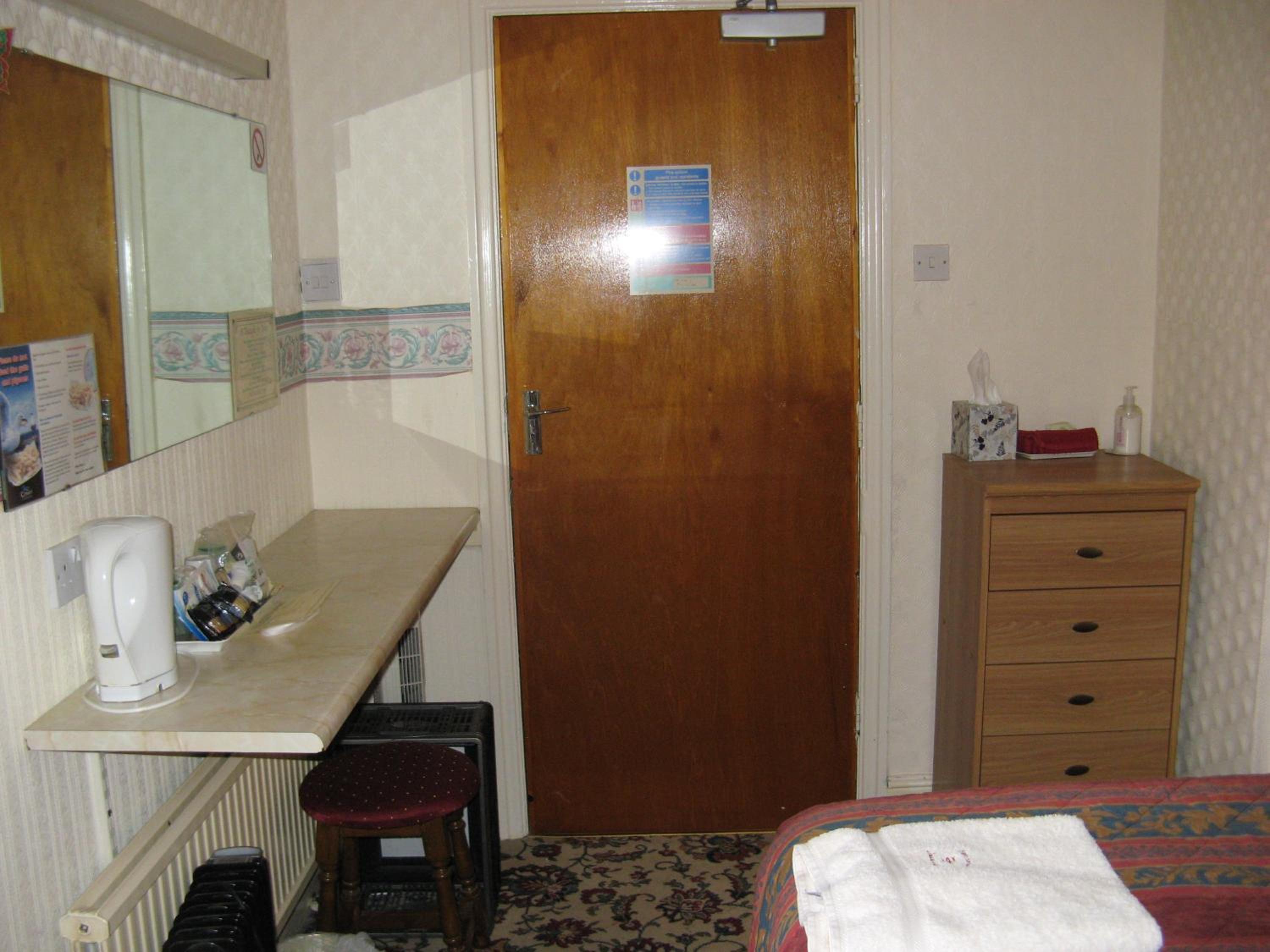Twin Room - Ensuite with Bath - Photo 5