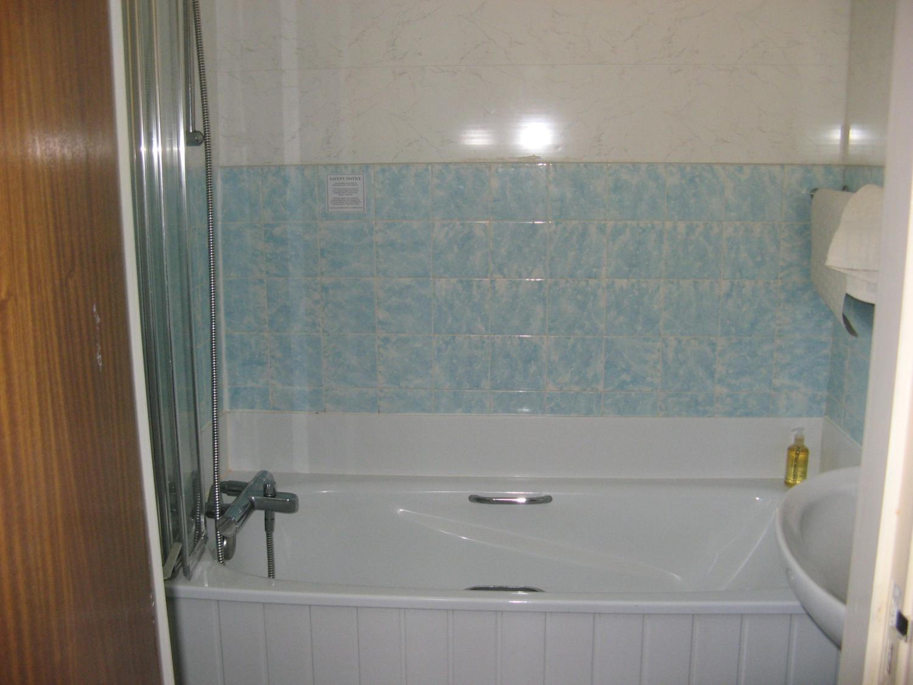 Twin Room - Ensuite with Bath - Photo 4