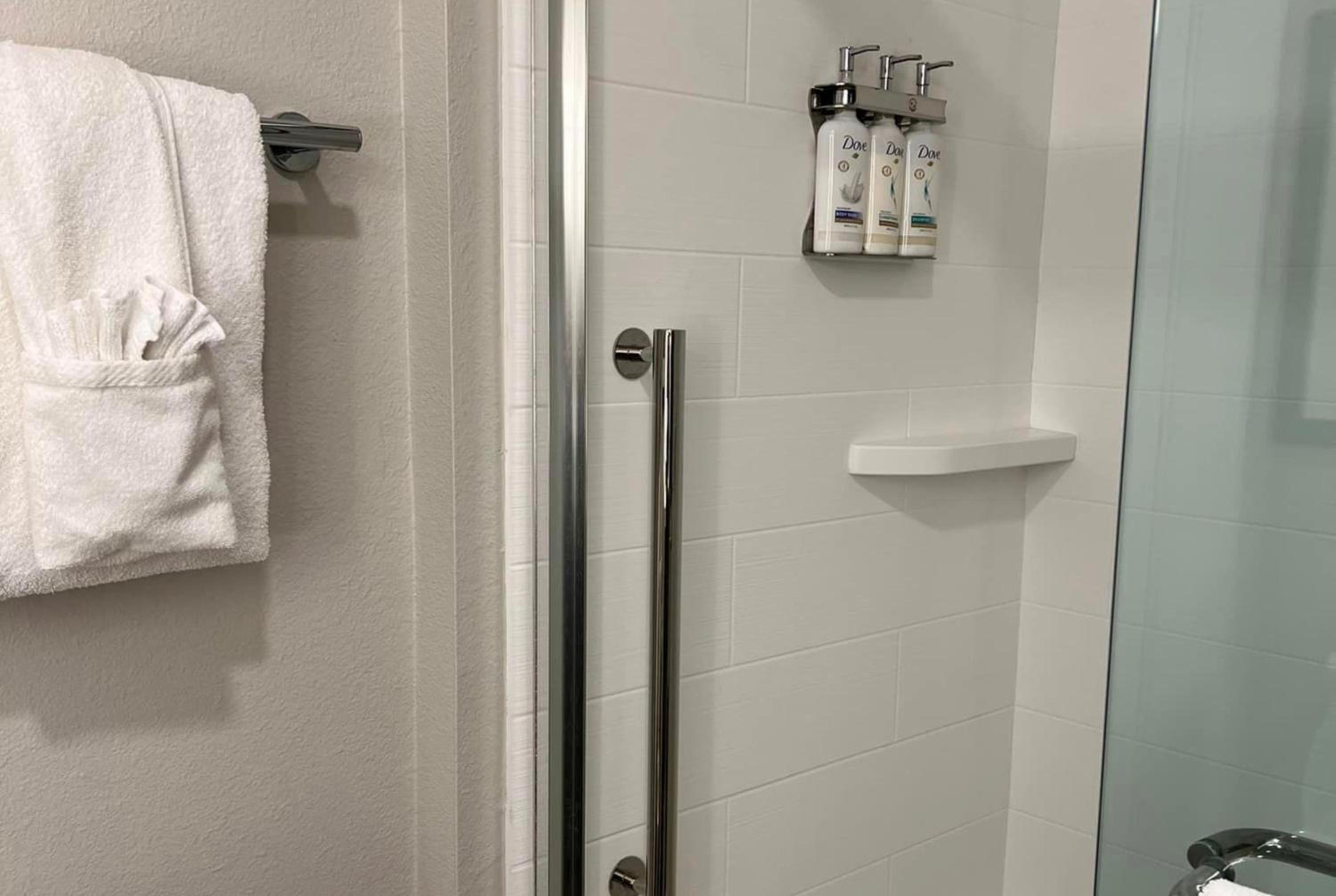 Standard King Room with Walk-In Shower photo 2