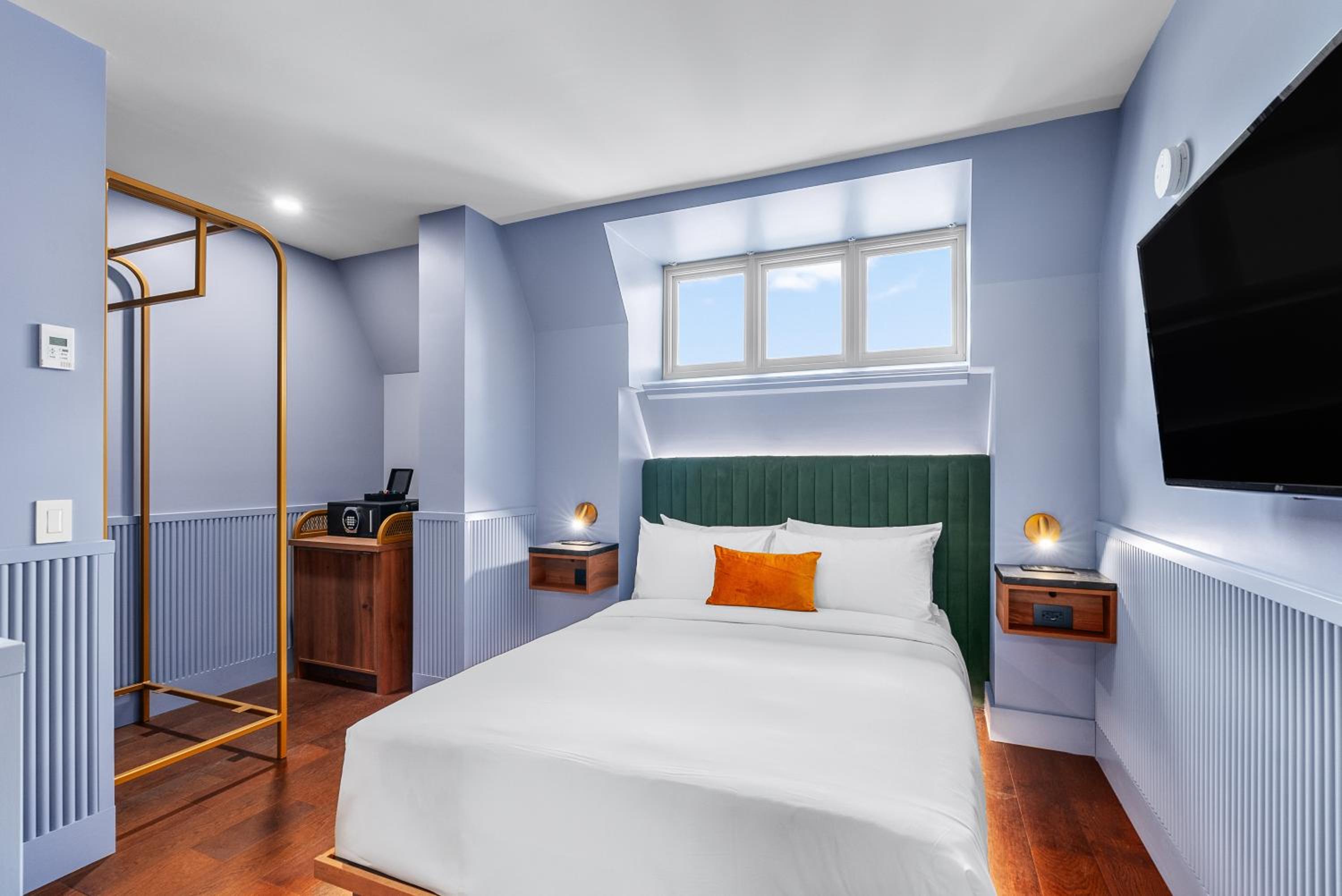 Standard Queen Room