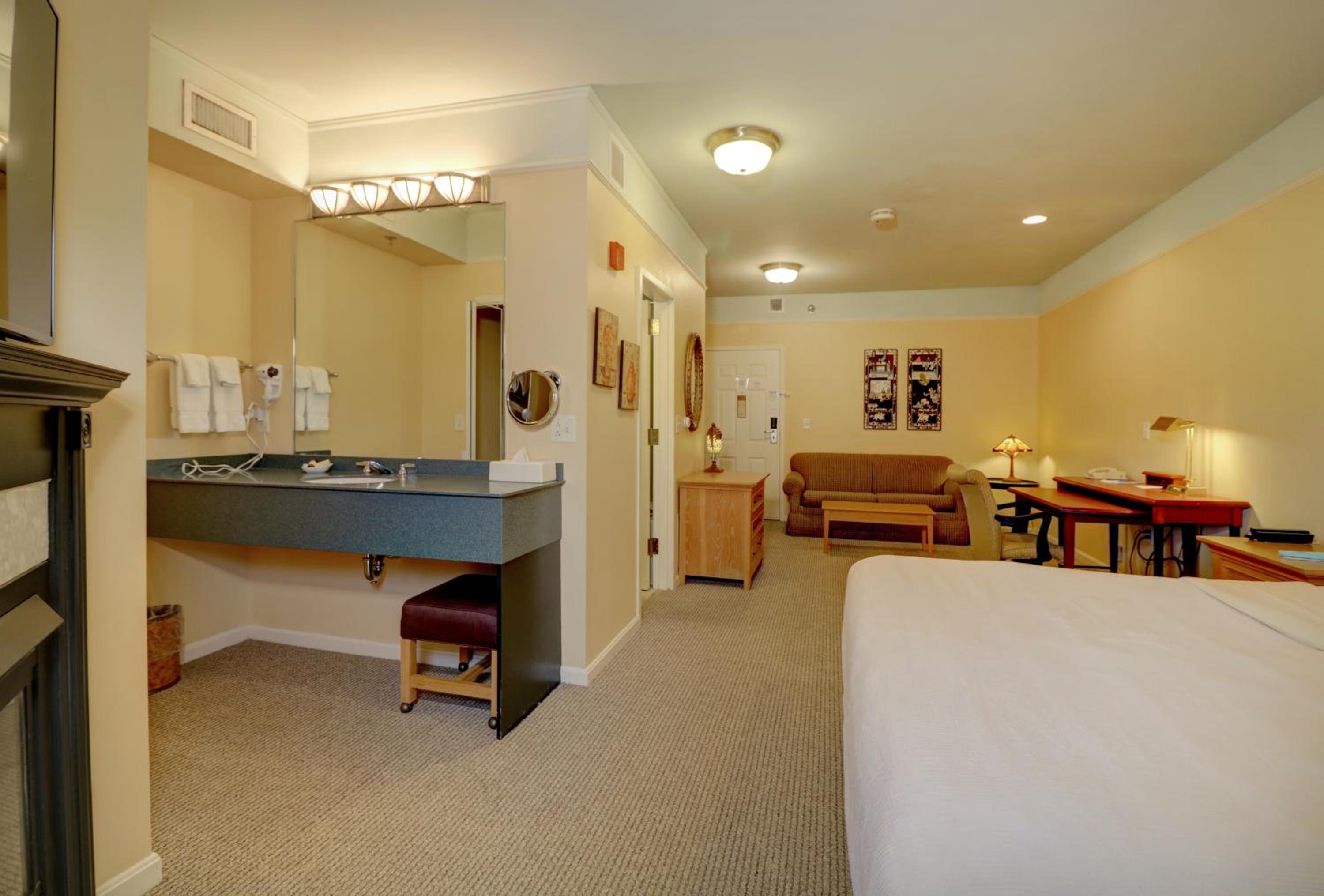 Spa Suite 1 King with Balcony - Photo 6