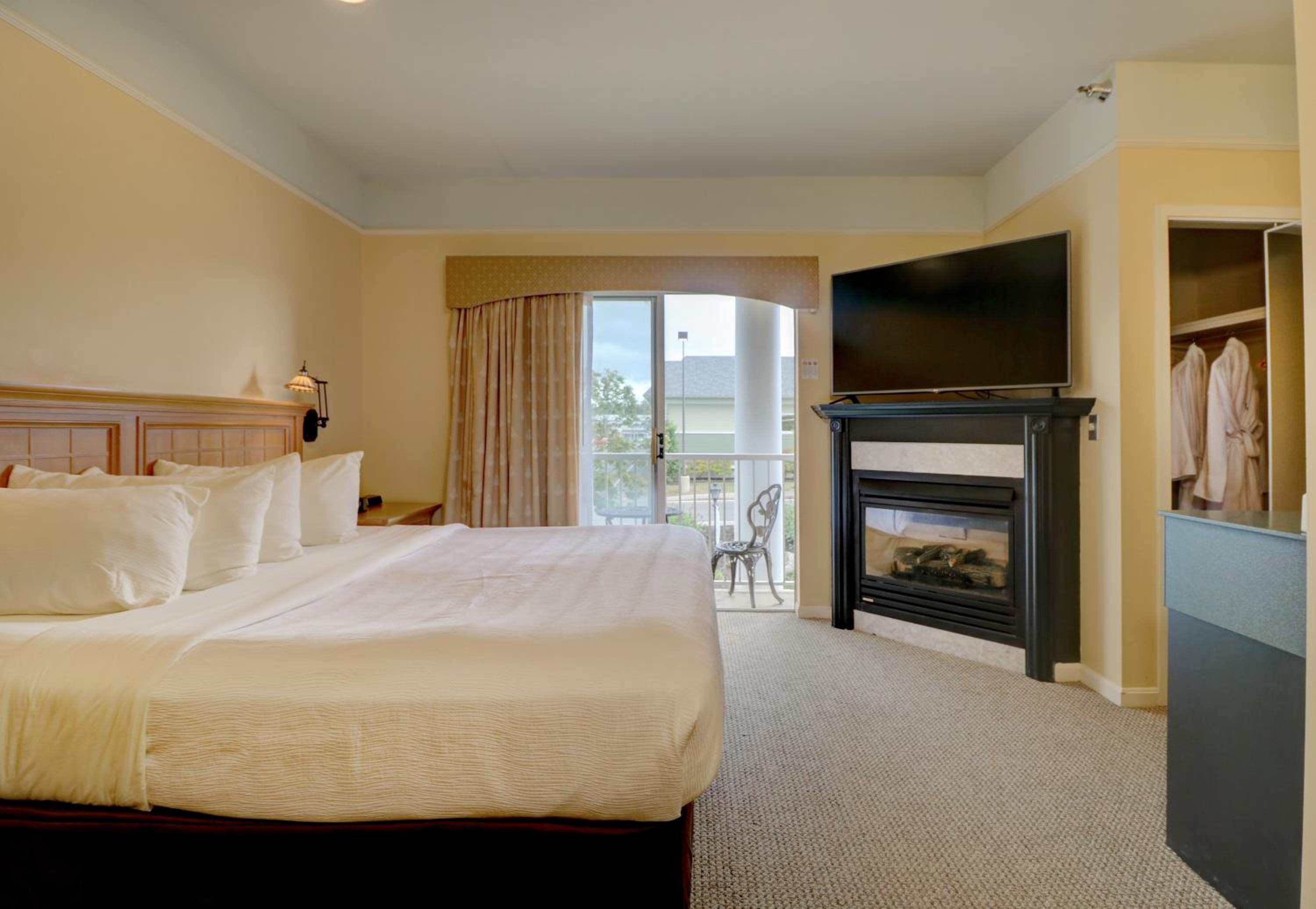 Spa Suite 1 King with Balcony - Photo 1