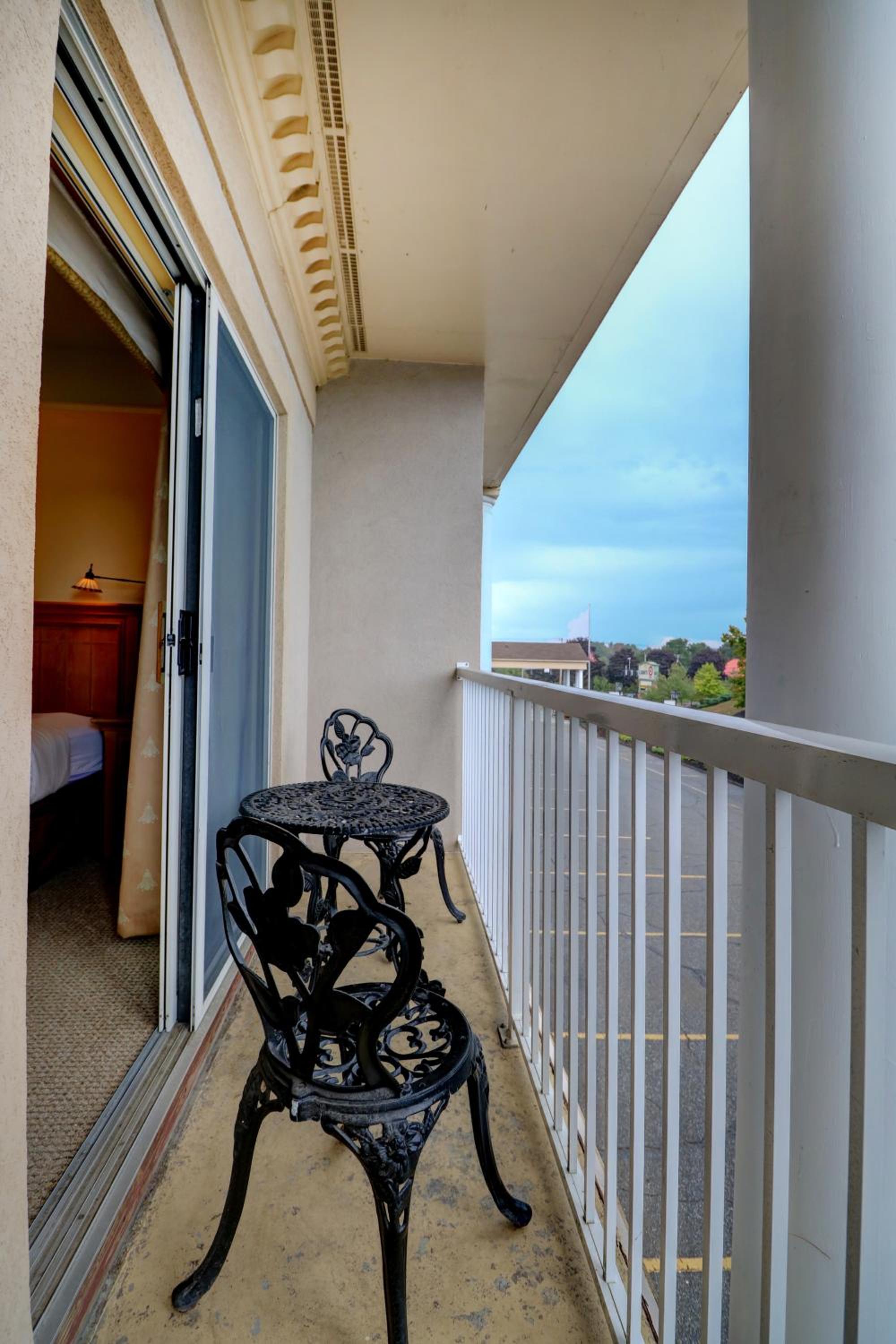 Spa Suite 1 King with Balcony - Photo 3