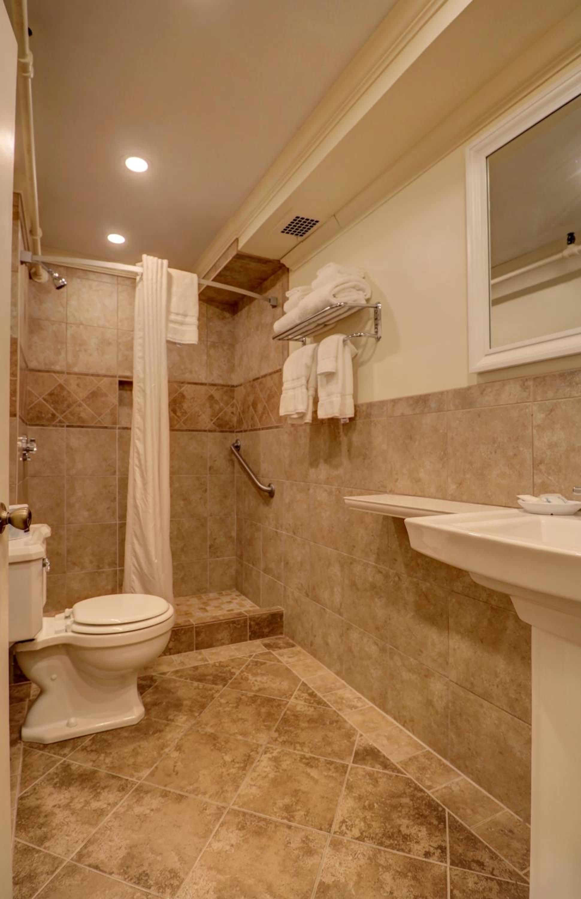 Apartment-style 1 King 1 Queen photo 2