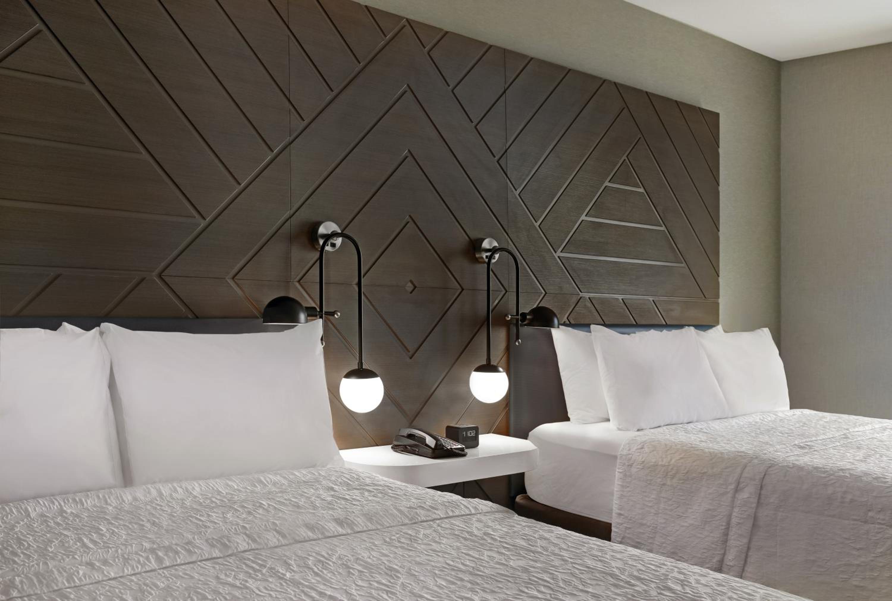 Queen Room with Two Queen Beds - Hearing Access/Non-Smoking photo 2