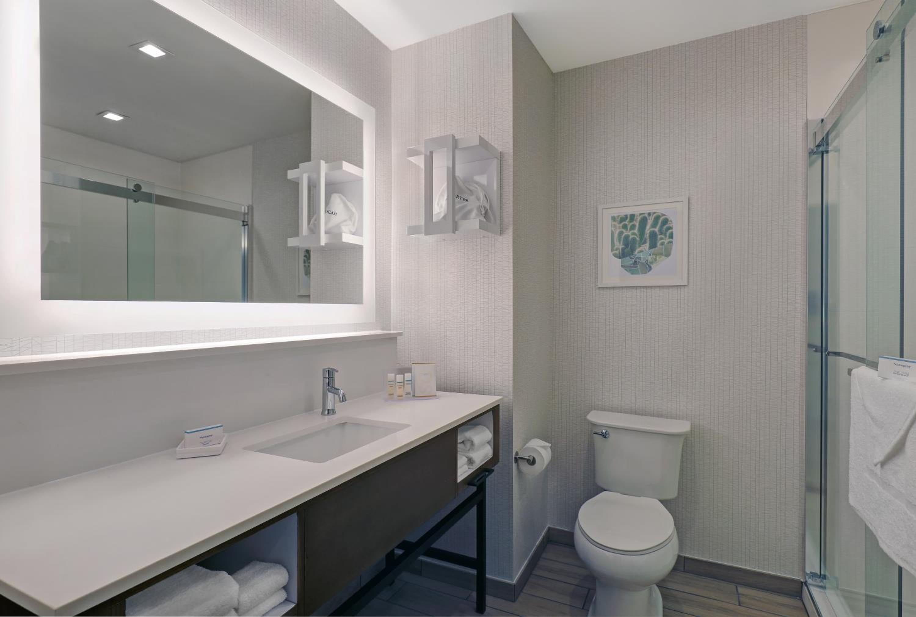Queen Room with Two Queen Beds - Hearing Access/Non-Smoking photo 3