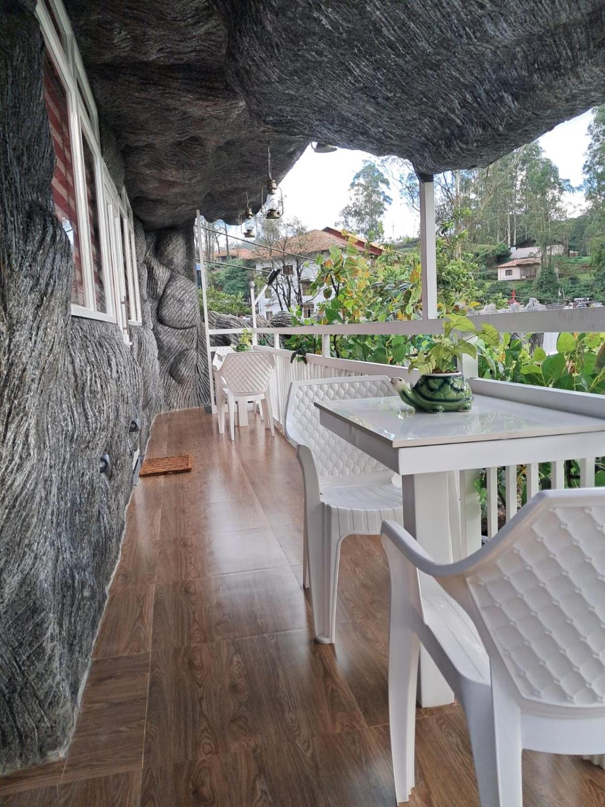 Queen Room with Balcony - Photo 6