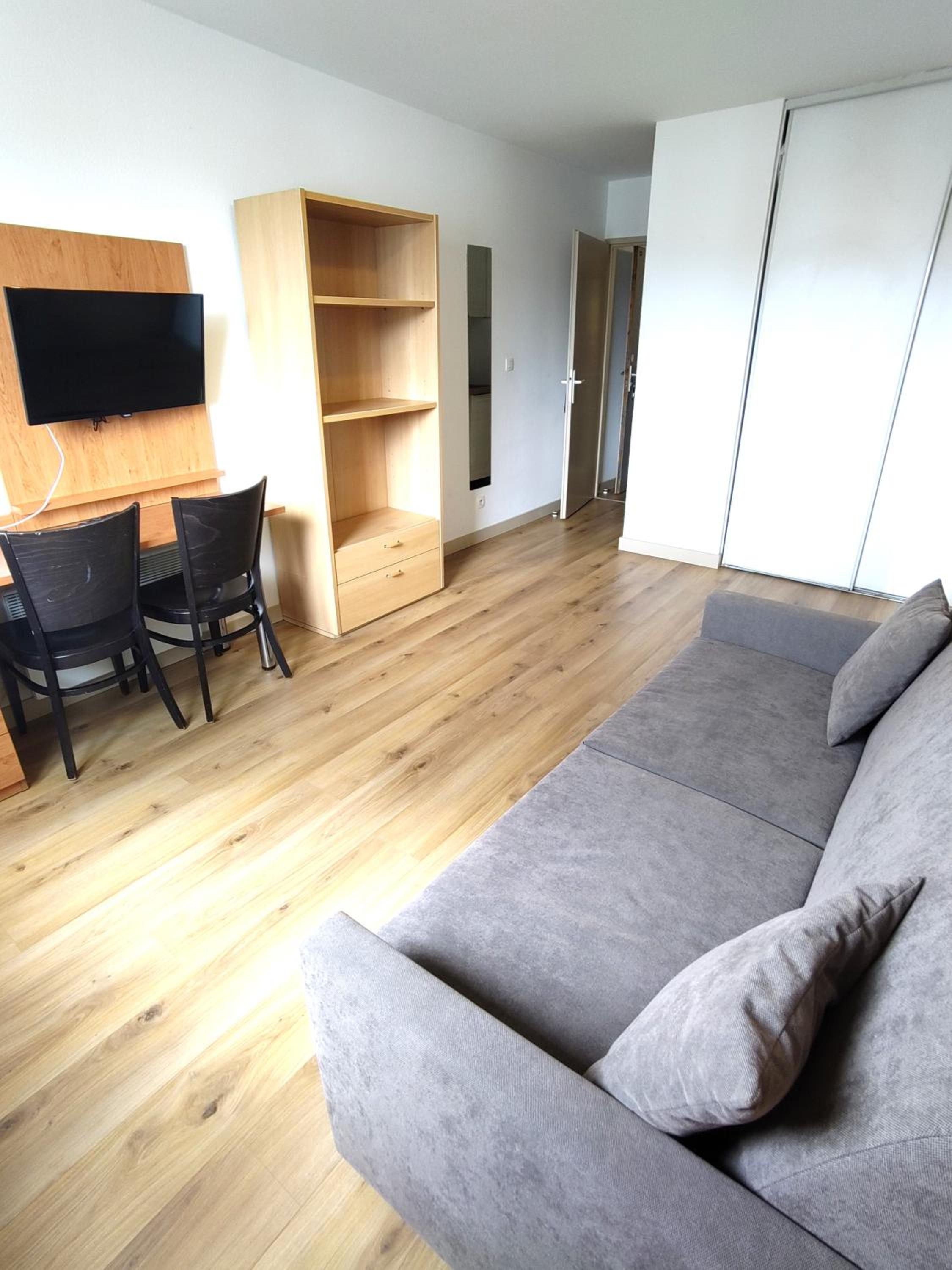 One-Bedroom Apartment photo 1