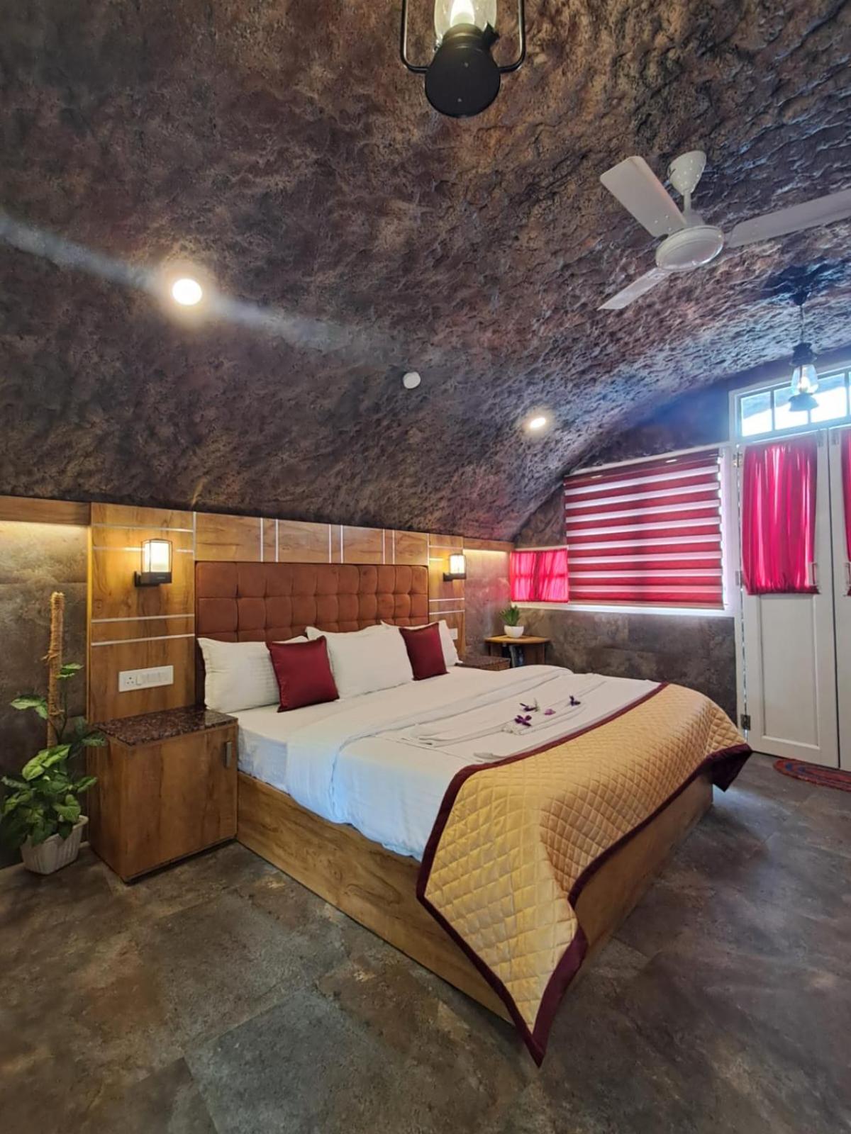 King Room with Balcony - Photo 13