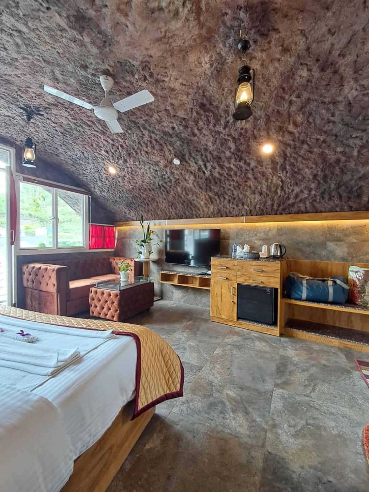 King Room with Balcony - Photo 16