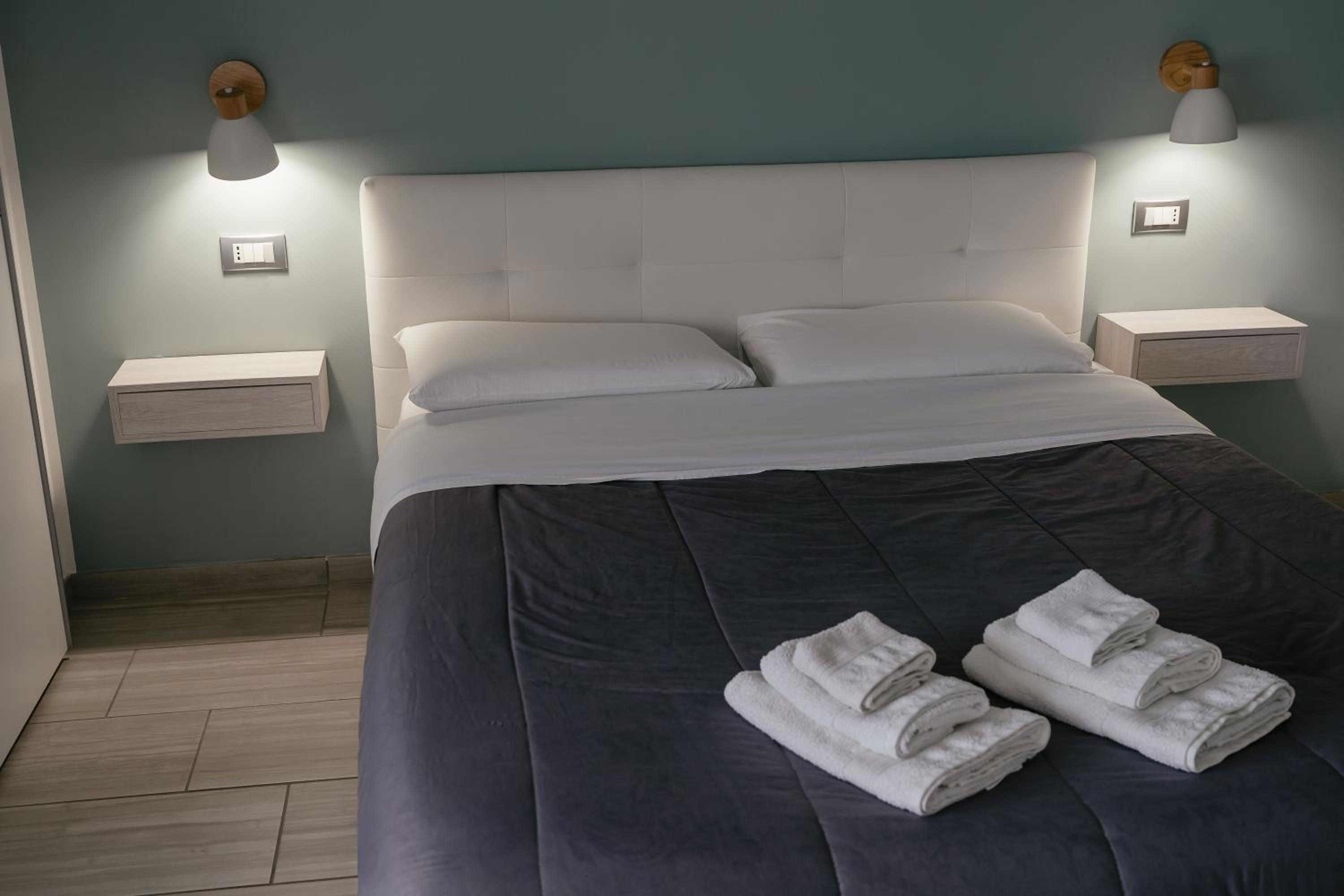 Double Room with Spa Bath - Photo 26