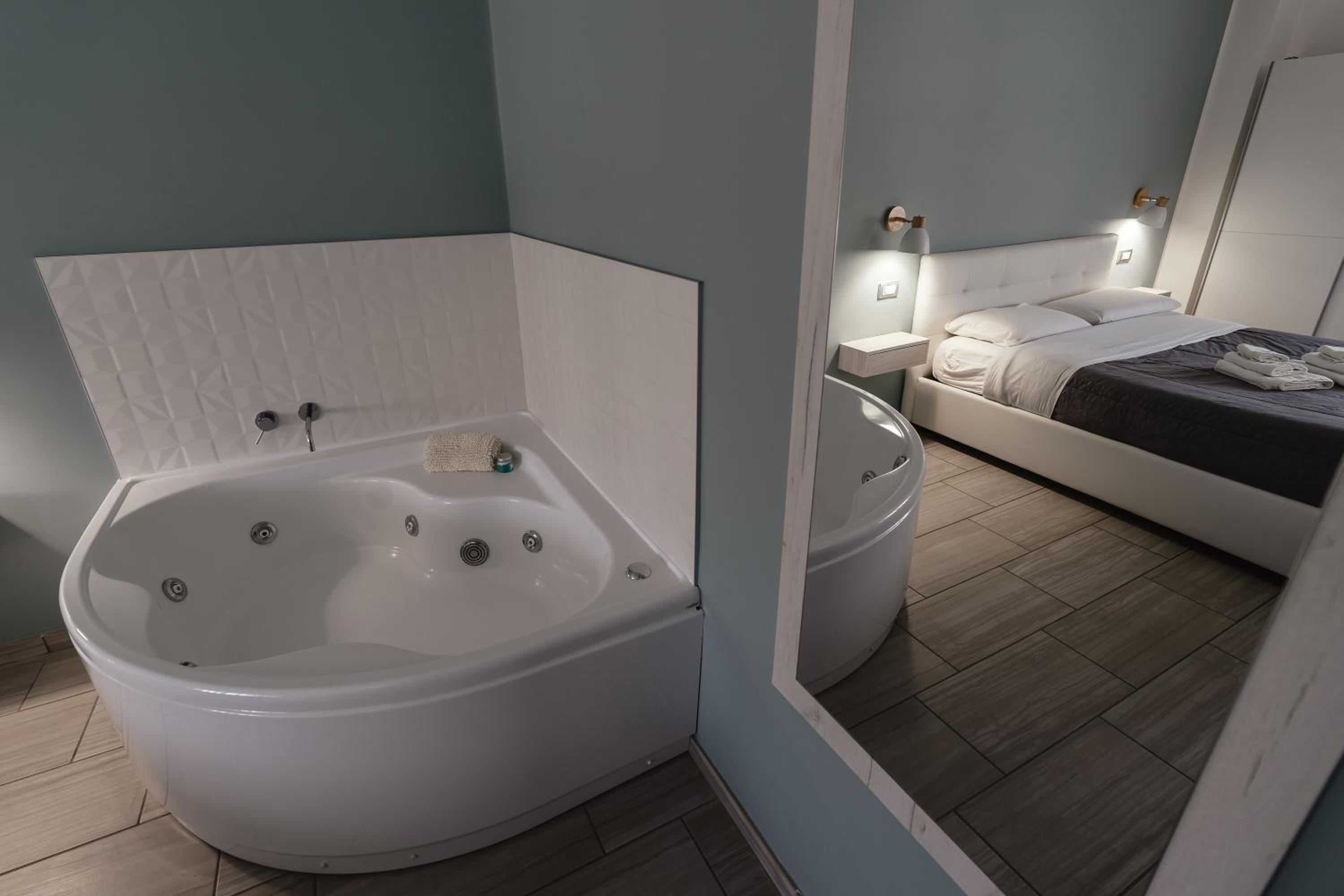 Double Room with Spa Bath - Photo 25