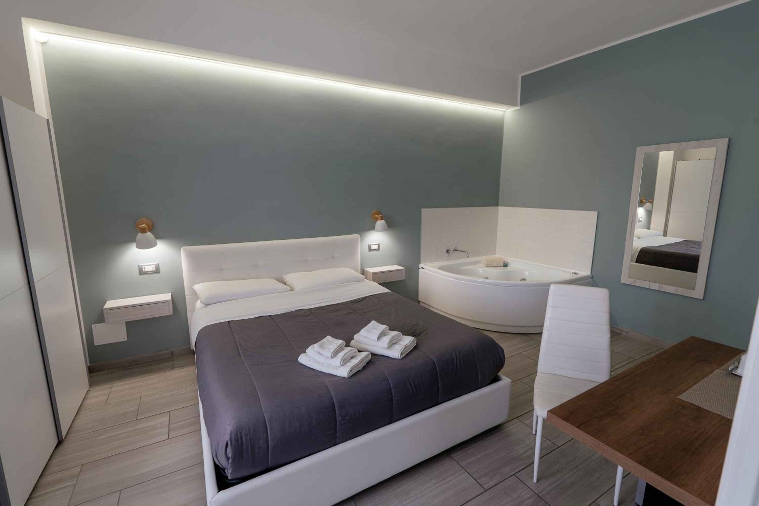 Double Room with Spa Bath - Photo 24